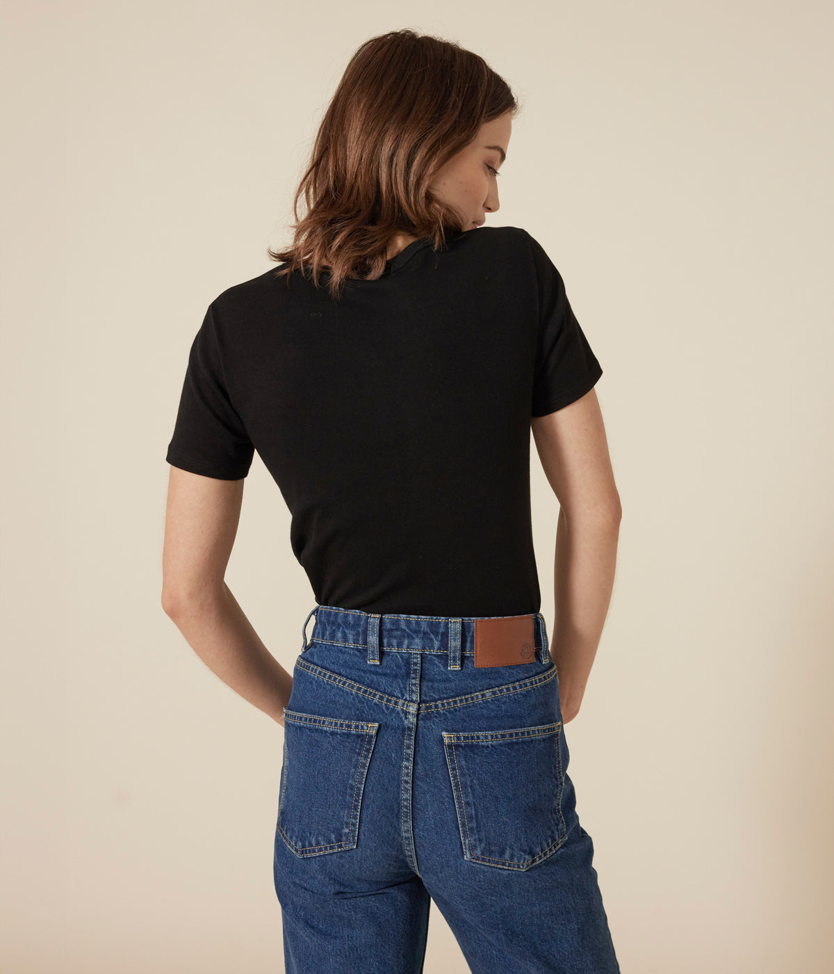 tee-shirt-col-v-l-iconique-manches-courtes-en-côte-unie