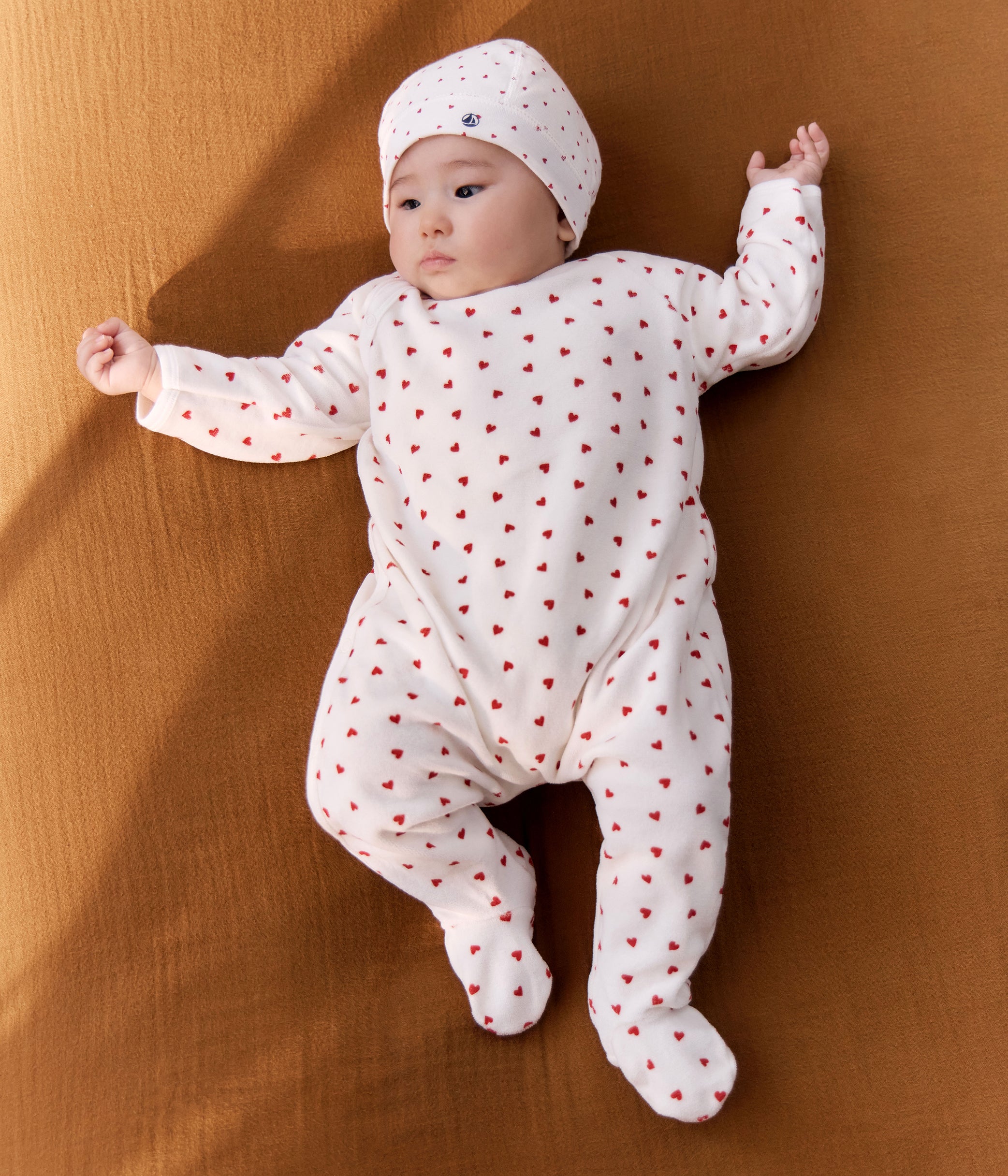 pyjama-bébé-en-velours-cœurs
