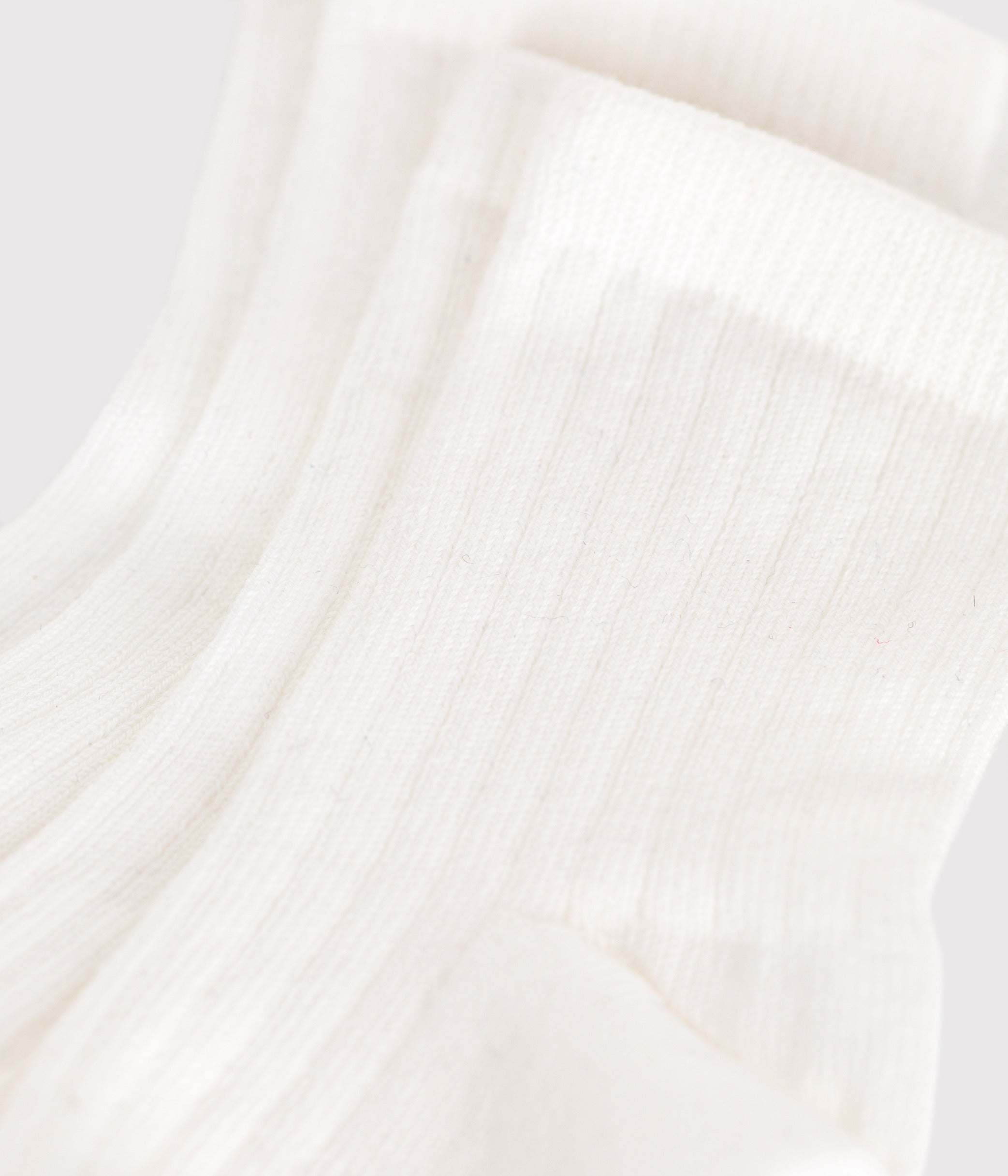 lot-de-2-paires-de-chaussettes-bebe-en-coton-blanc-uni