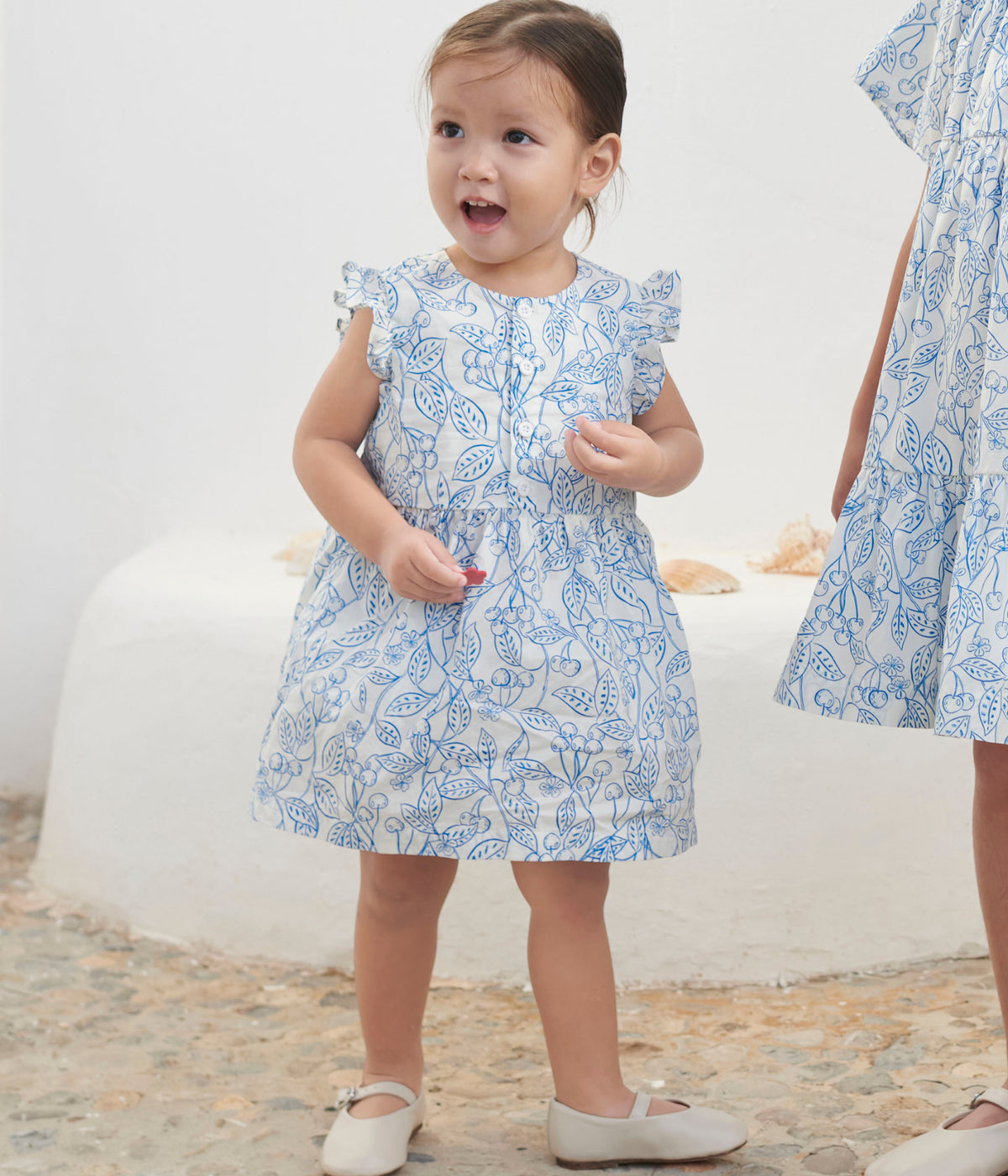 robe-bébé-en-coton-et-son-bloomer,-imprimés-cerises-bleues