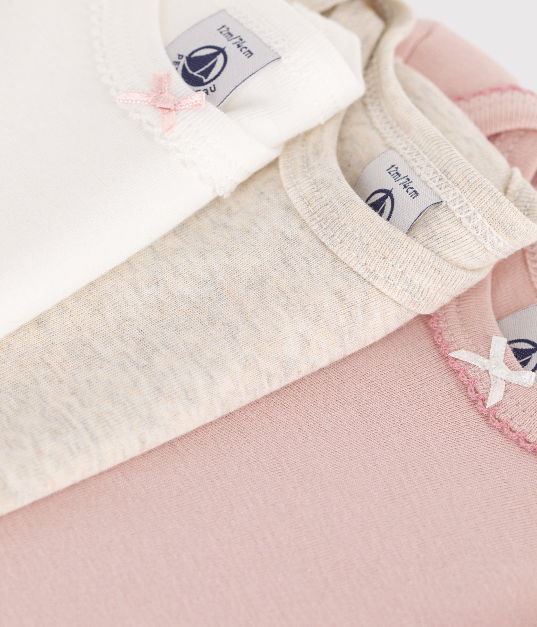 lot-de-3-bodies-manches-courtes-en-coton-uni-bébé