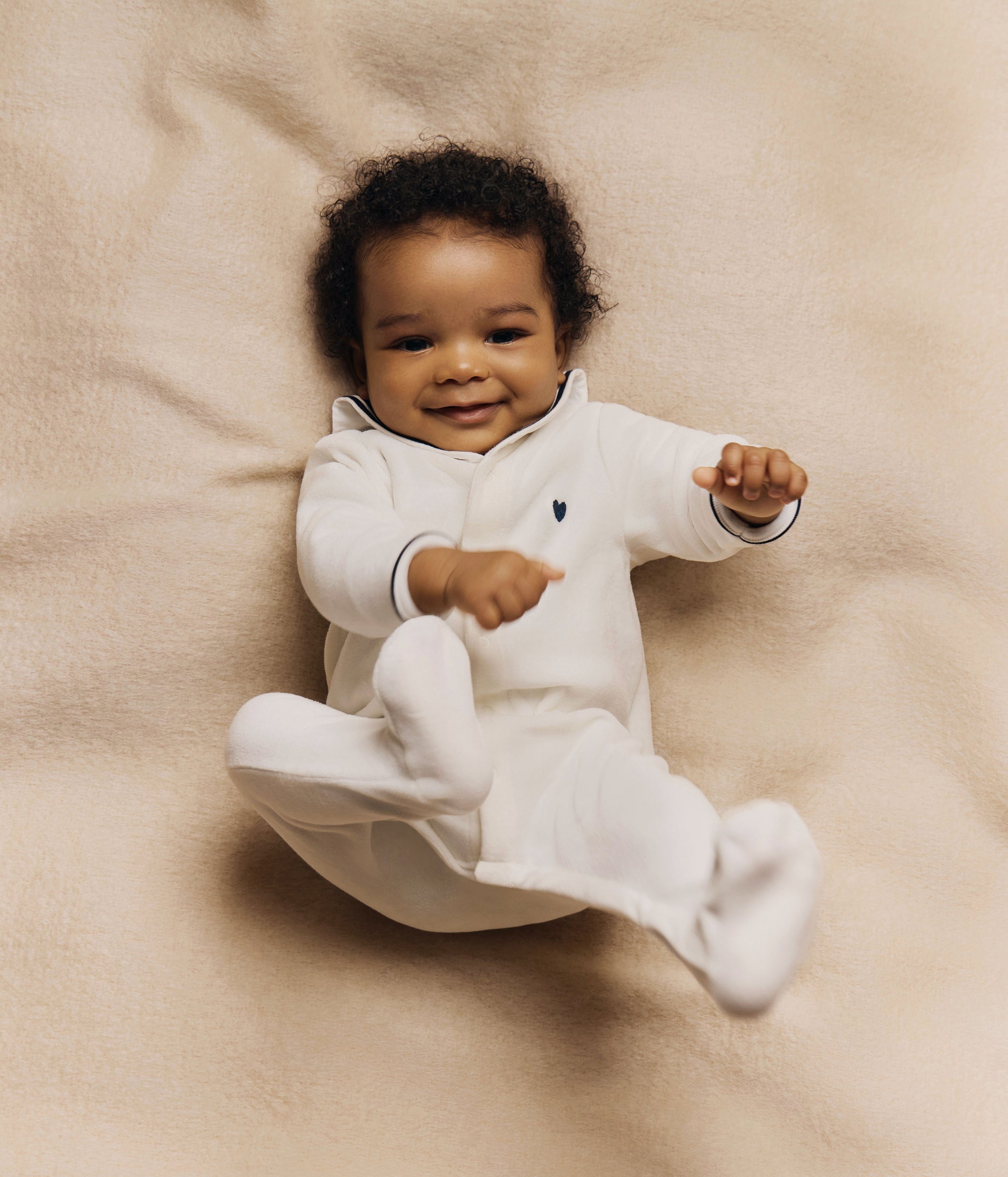 pyjama-bébé-en-velours-à-col-vareuse