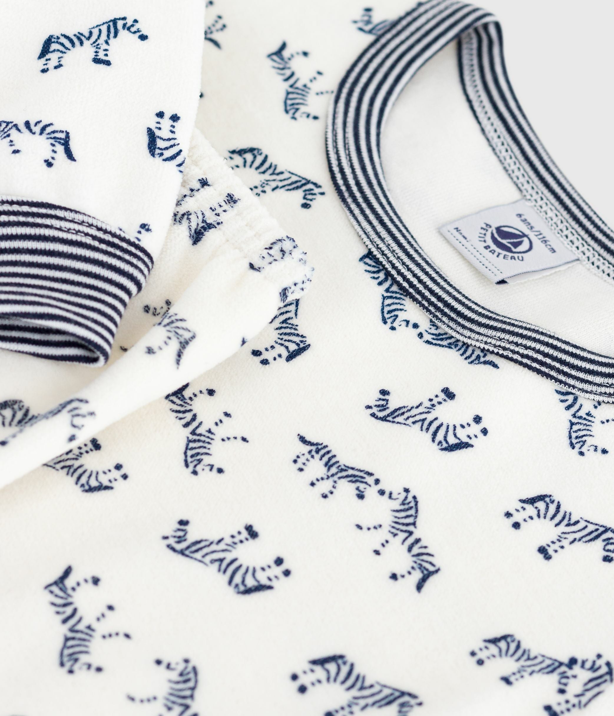 pyjama-enfant-en-velours-imprimé-zèbres