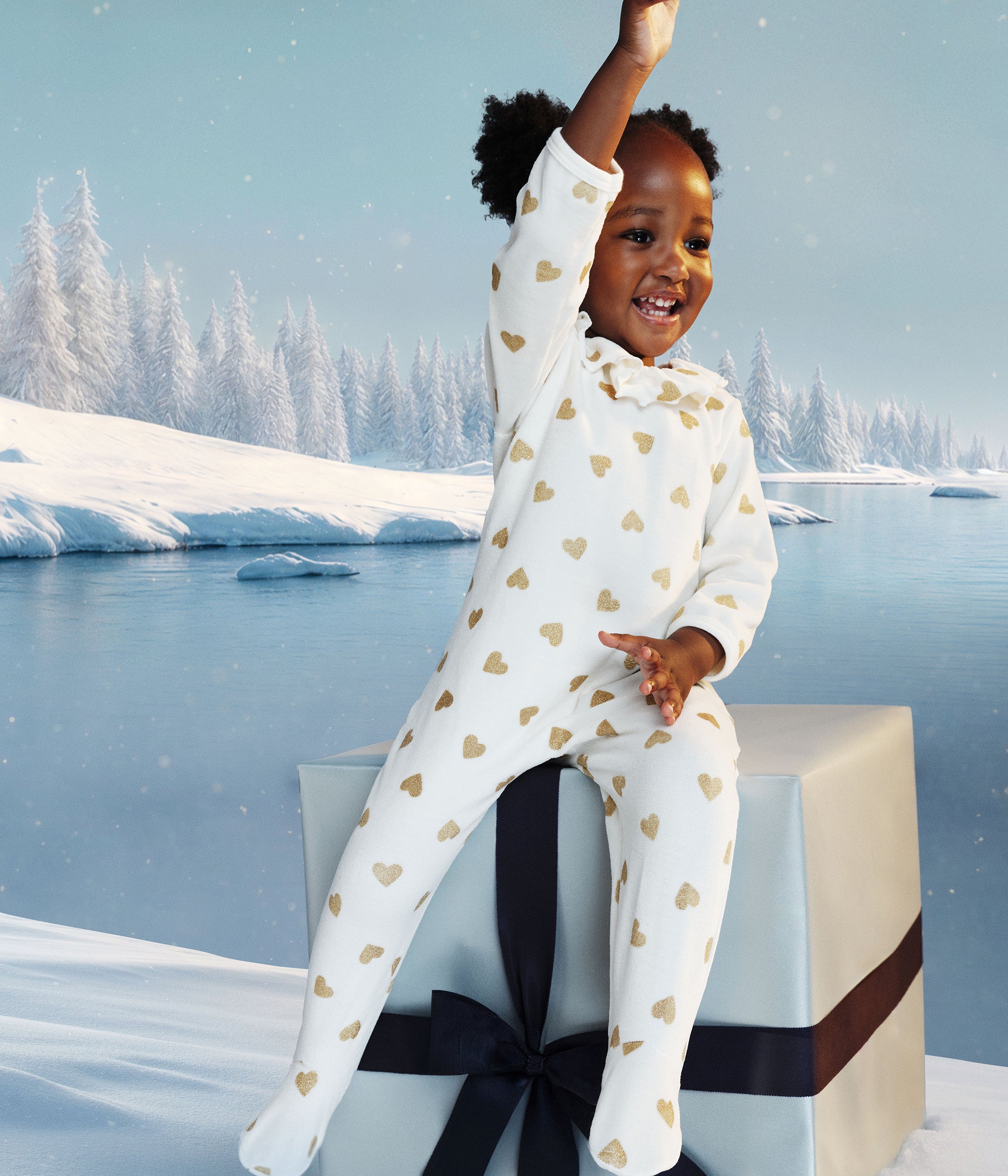 pyjama-bébé-en-velours-ouverture-au-dos-imprimé-cœurs-dorés