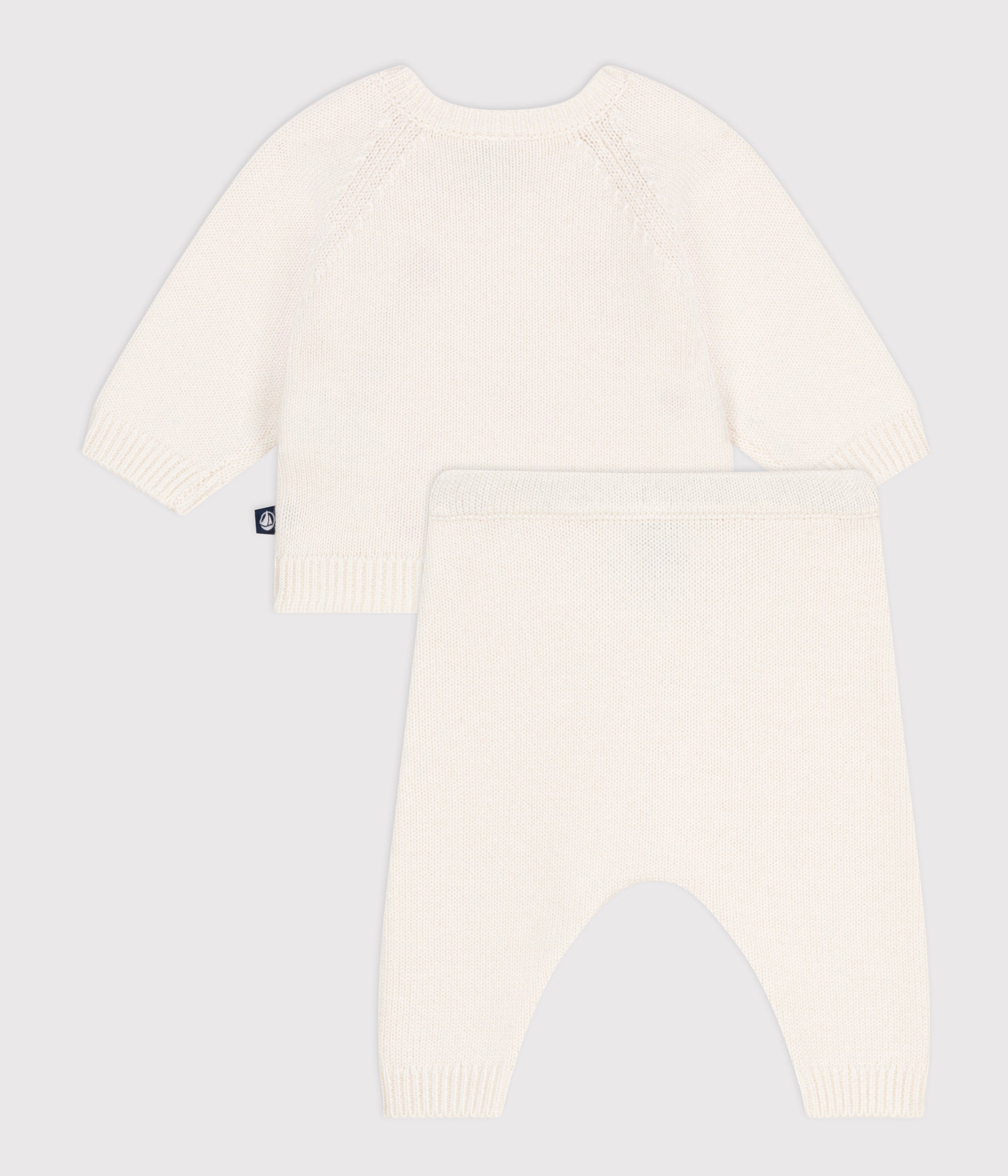 ensemble-2-pièces-bébé-en-tricot-et-cœurs-brodés