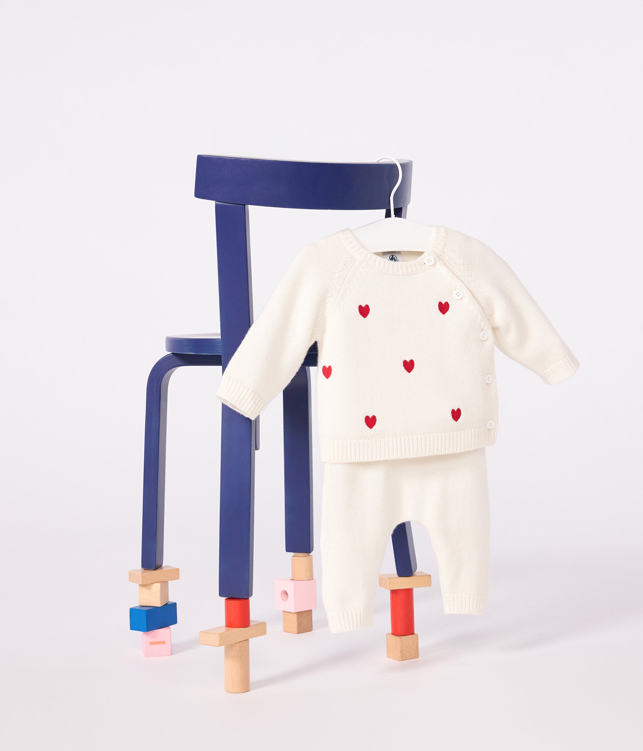 ensemble-2-pièces-bébé-en-tricot-et-cœurs-brodés