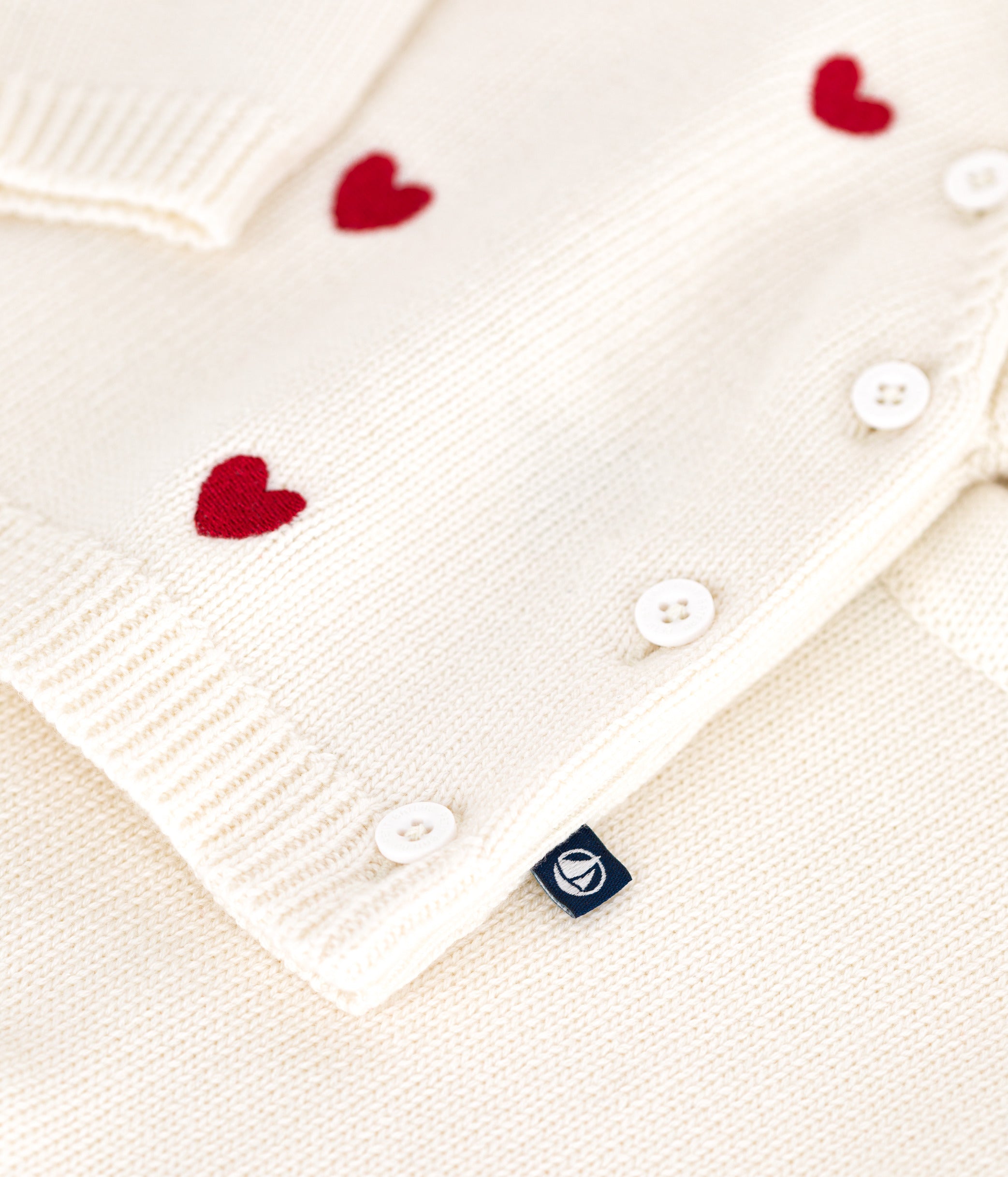 ensemble-2-pièces-bébé-en-tricot-et-cœurs-brodés