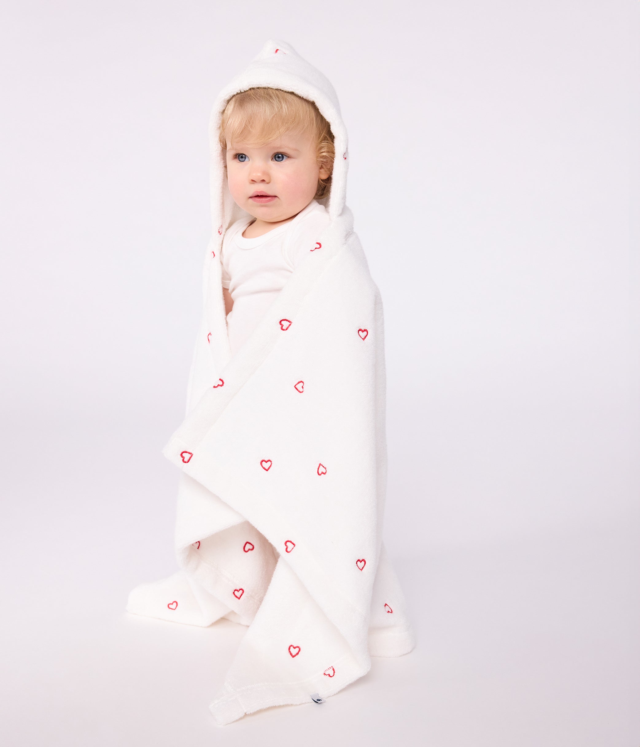 cape-de-bain-bébé-cœurs-brodés-en-éponge