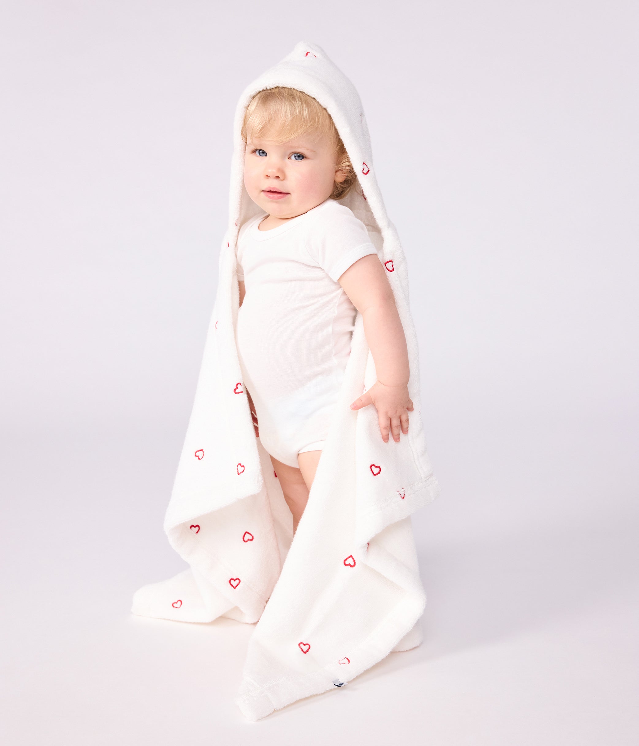 cape-de-bain-bébé-cœurs-brodés-en-éponge