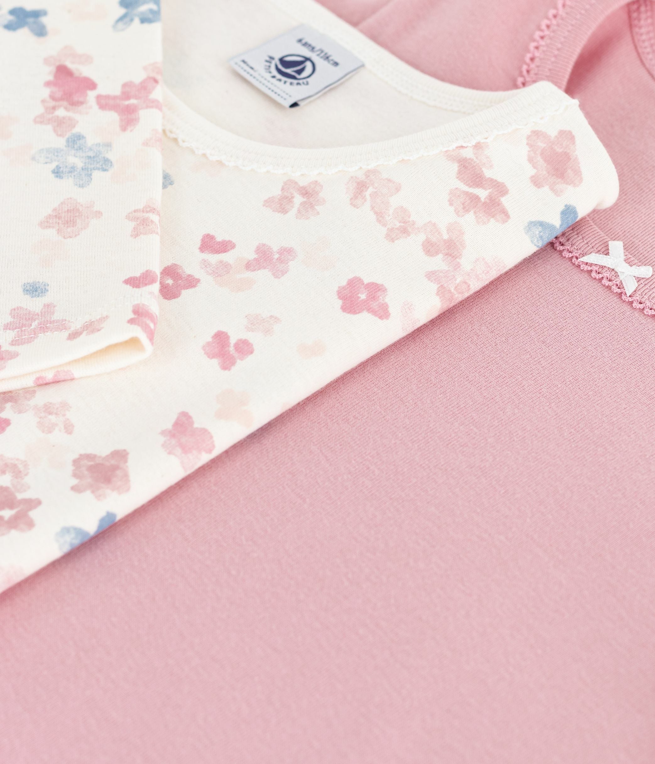 lot-de-2-tee-shirts-enfant-en-coton-manches-longues-imprimé-fleurs