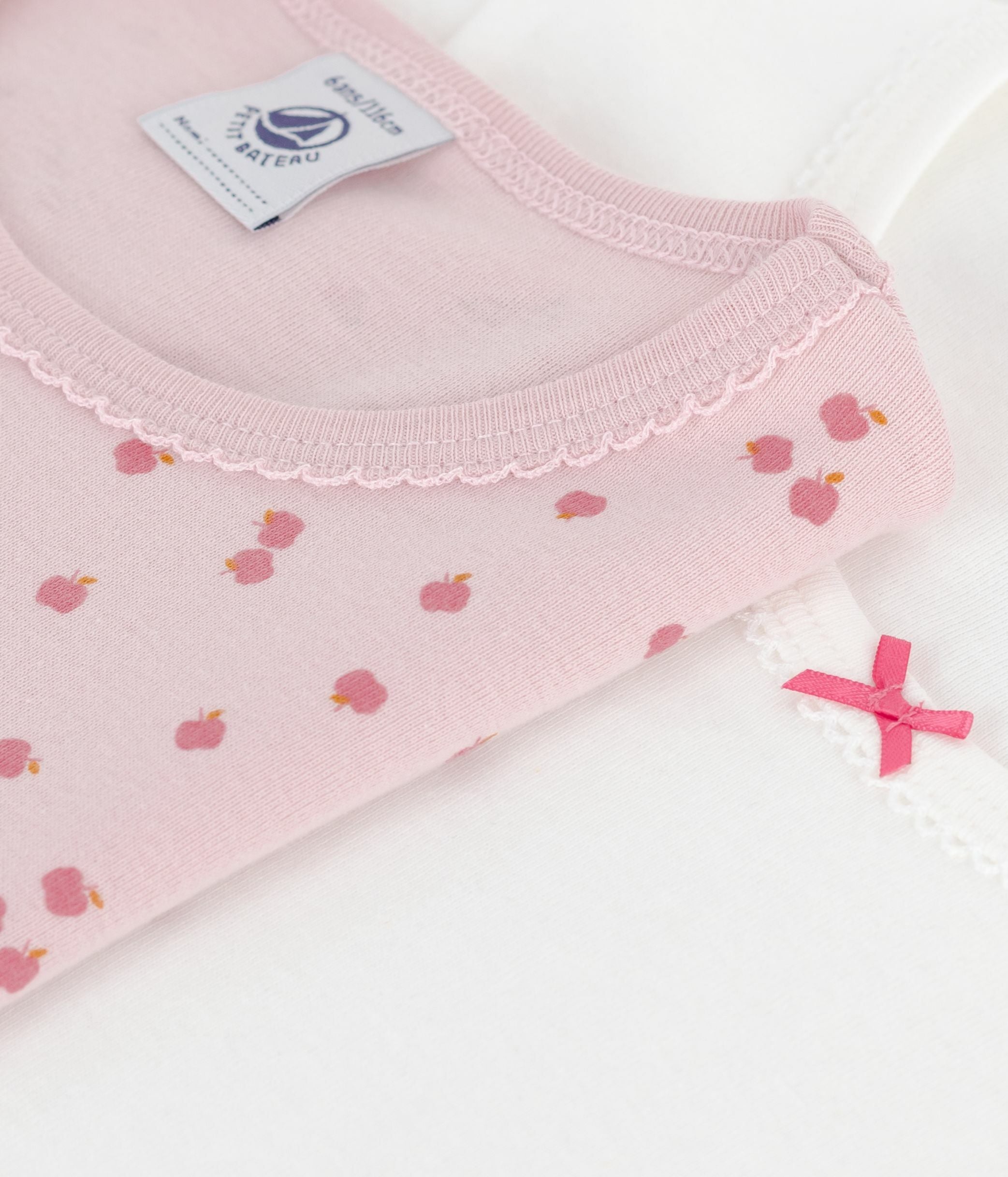 lot-de-2-tee-shirts-enfant-en-coton-manches-courtes-imprimé-pommes