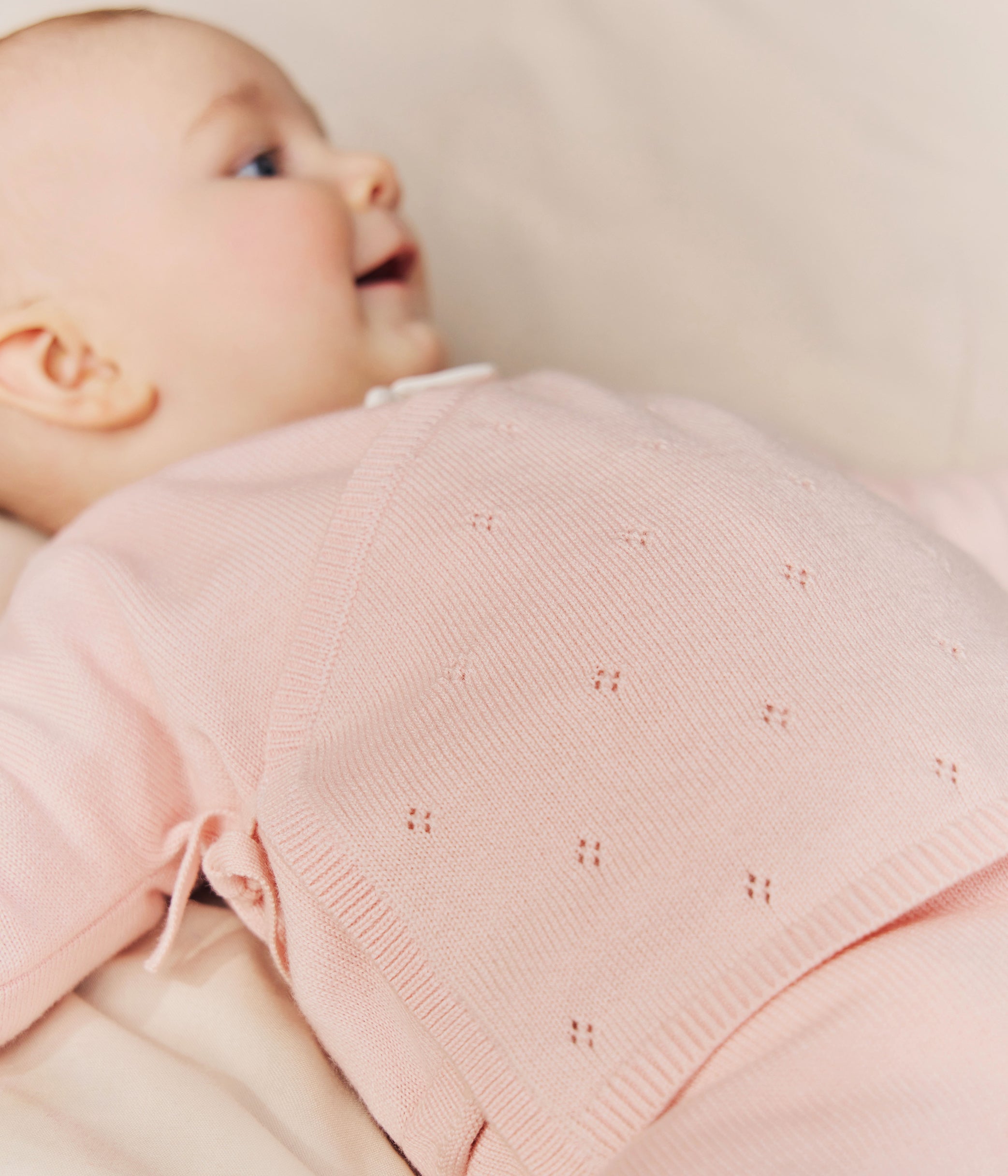 brassière-bébé-cache-cœur-ajourée-en-tricot-laine-et-coton