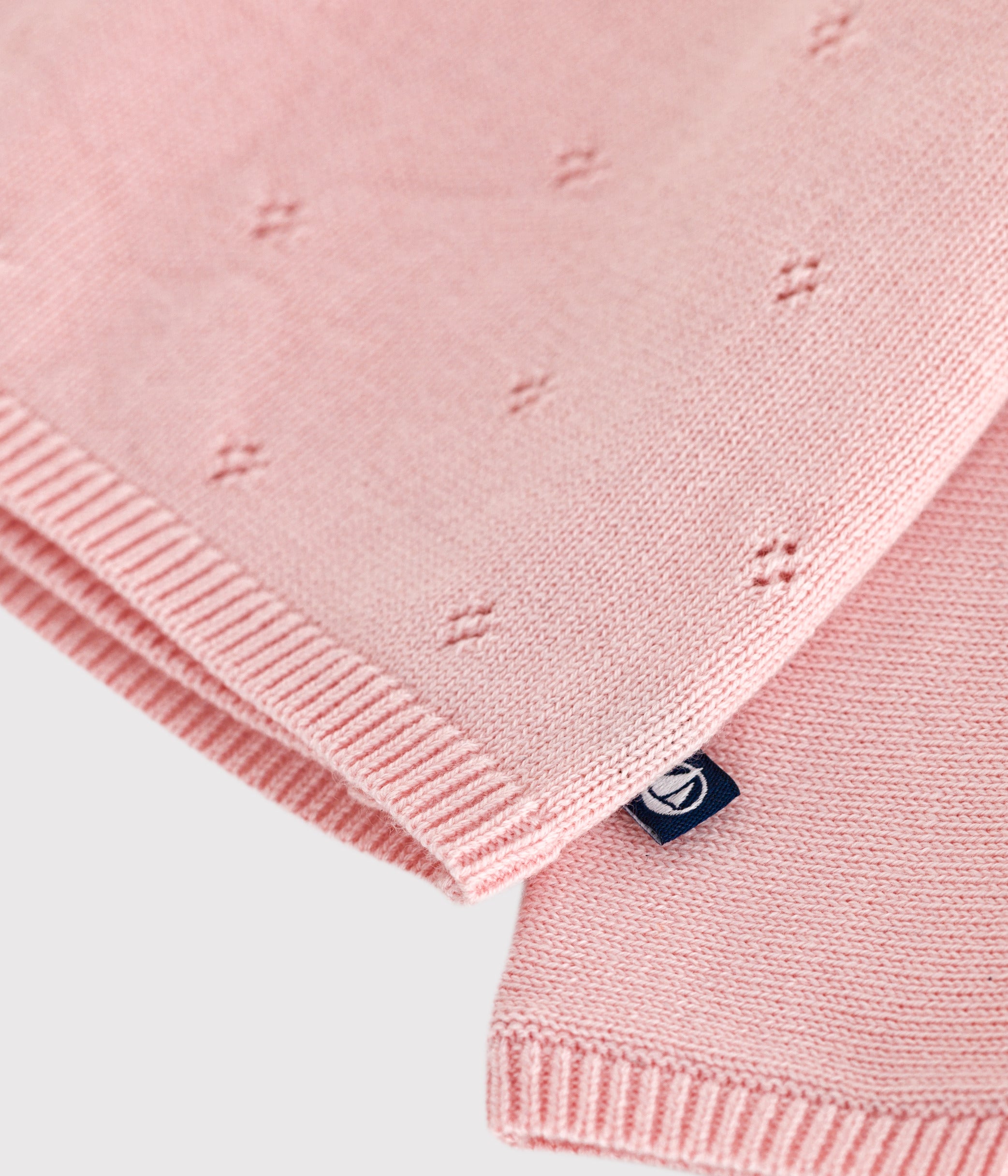 brassière-bébé-cache-cœur-ajourée-en-tricot-laine-et-coton