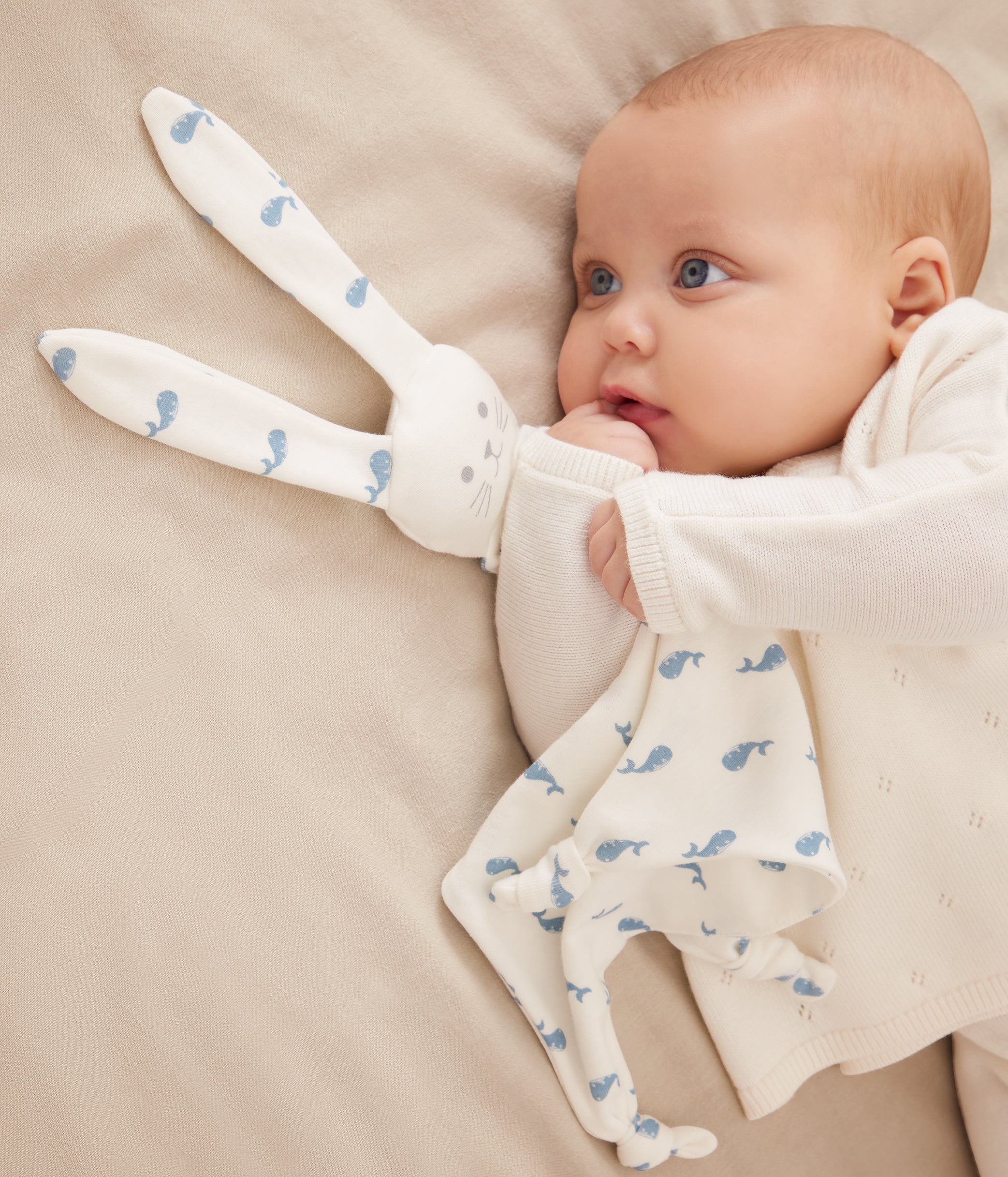 brassière-bébé-cache-cœur-ajourée-en-tricot-laine-et-coton