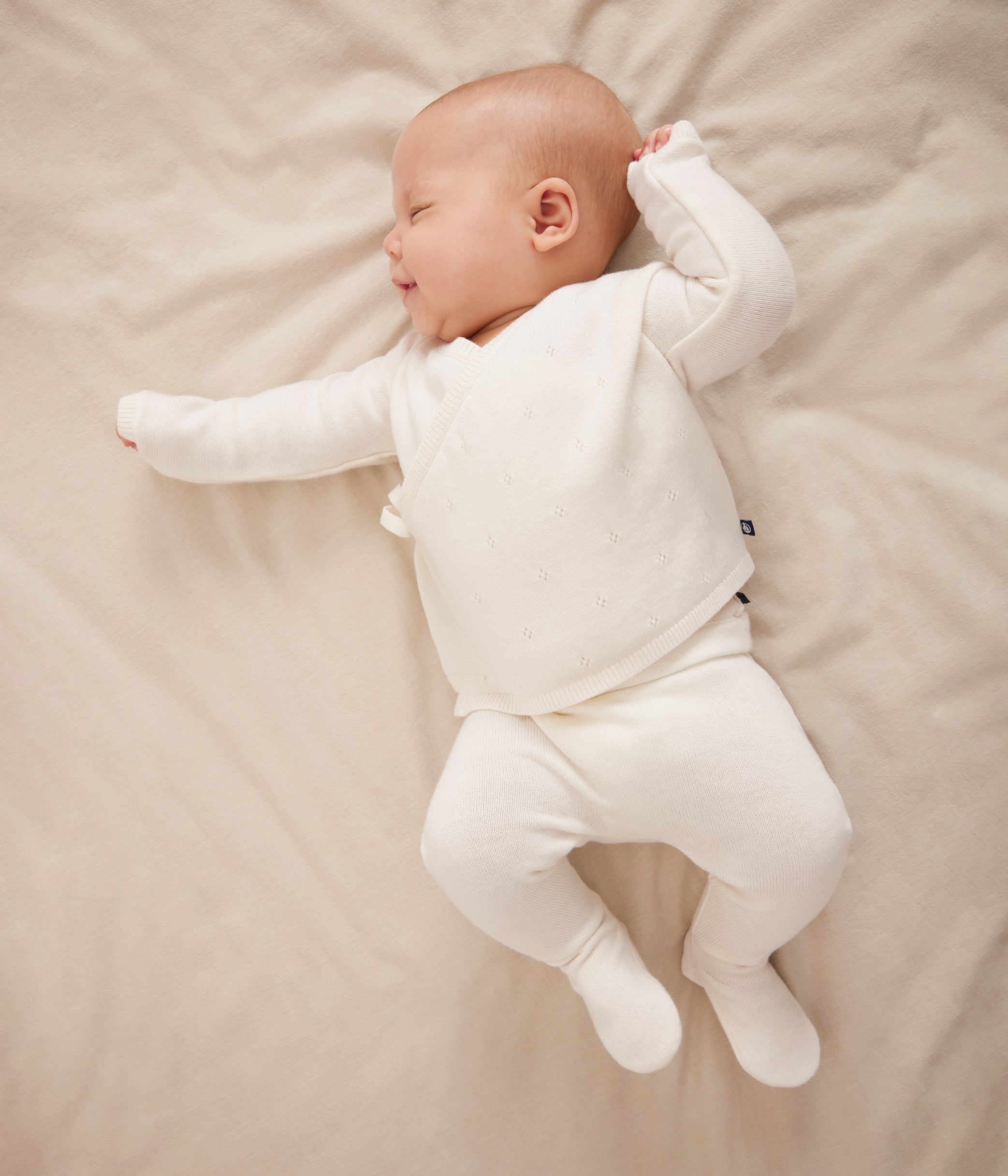 brassière-bébé-cache-cœur-ajourée-en-tricot-laine-et-coton