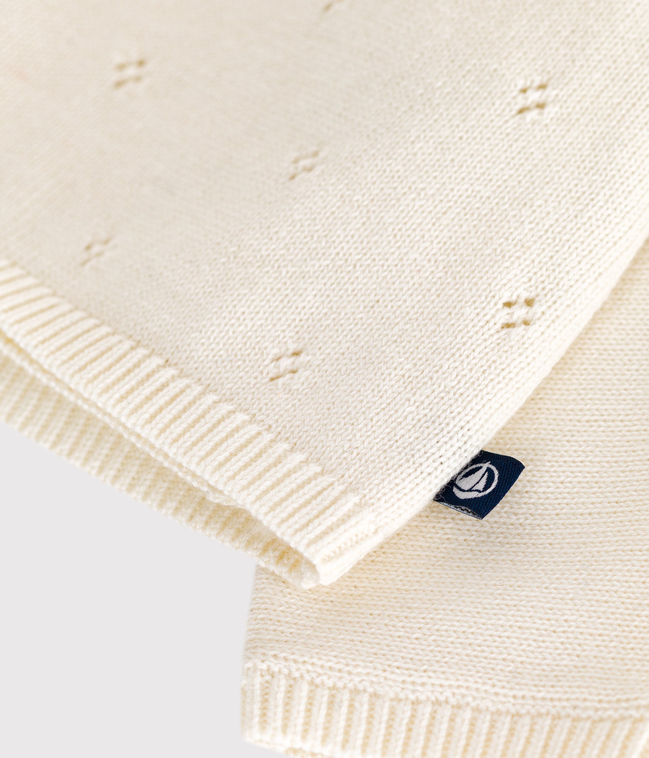 brassière-bébé-cache-cœur-ajourée-en-tricot-laine-et-coton