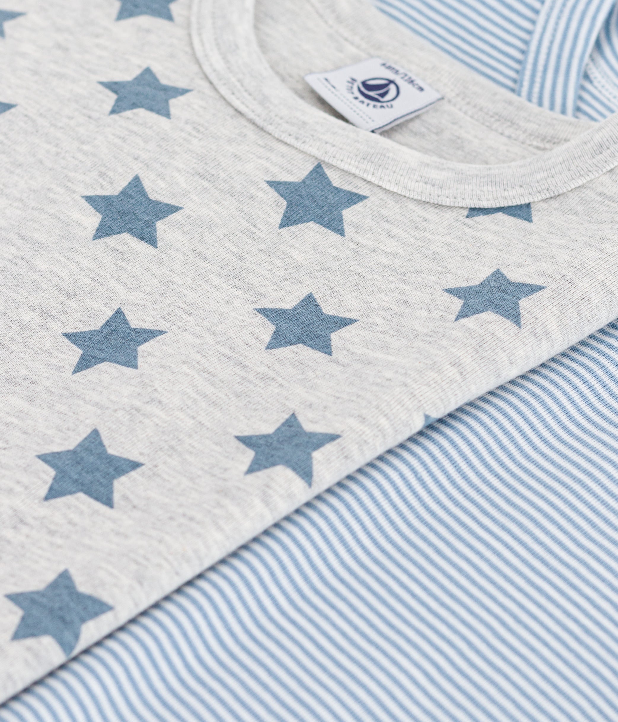lot-de-2-tee-shirts-enfant-en-coton-manches-courtes-imprimé-étoiles