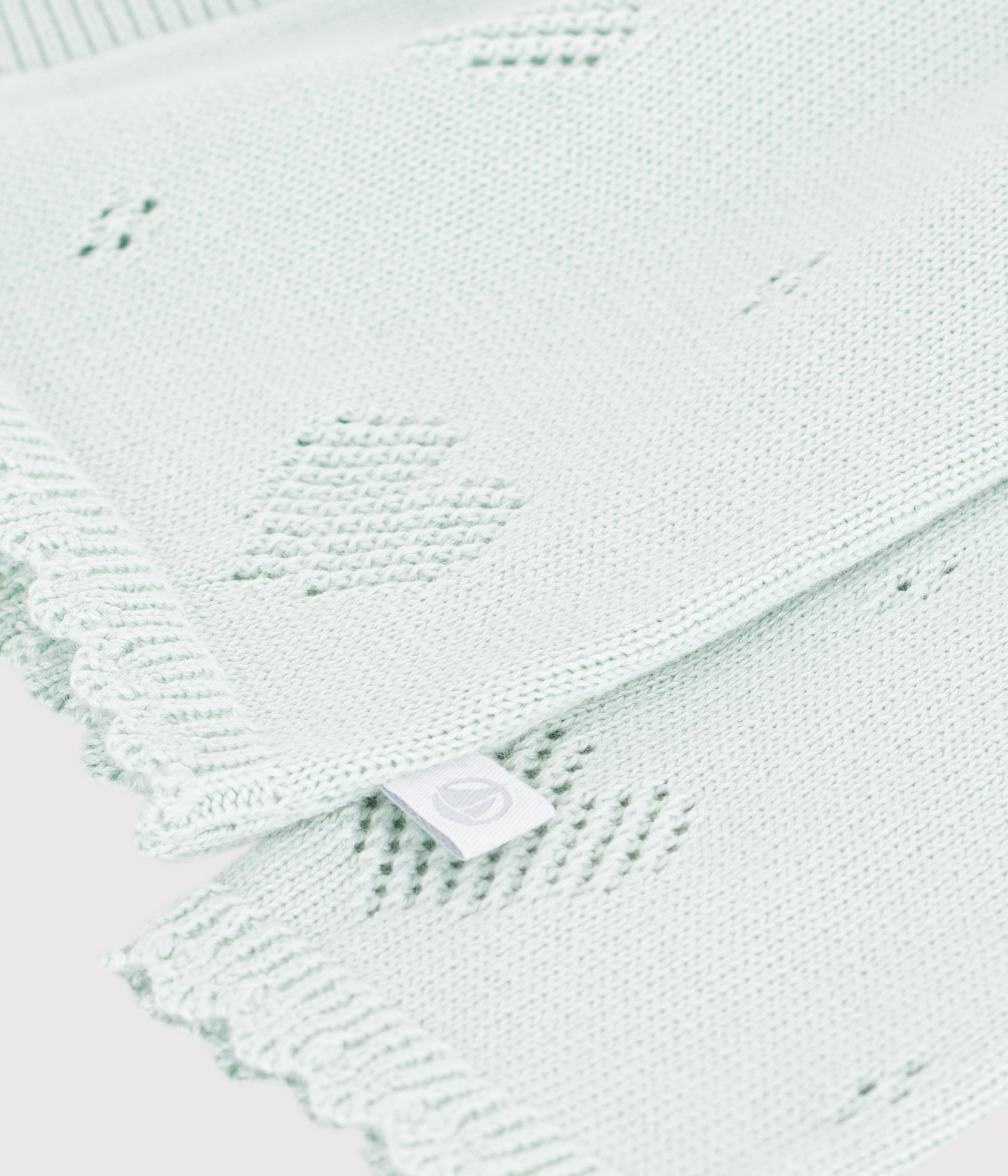 cardigan-bébé-en-coton-à-motifs-coeurs