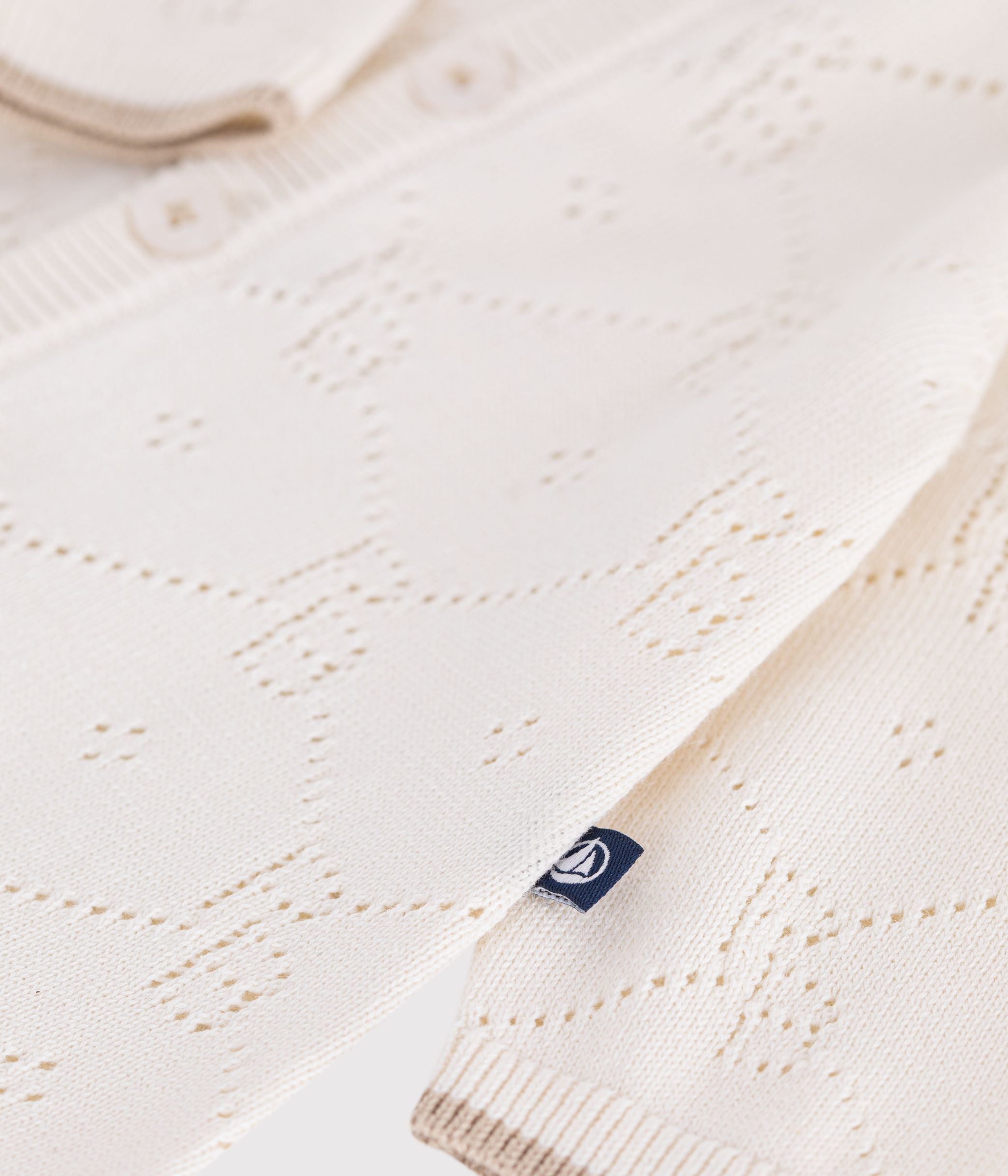 combinaison-longue-bébé-en-tricot-de-coton-ajouré