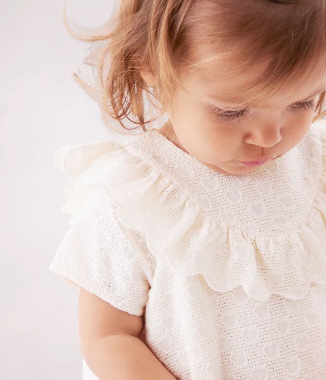 robe-bébé-en-broderie-anglaise-manches-courtes,-motifs-coeurs