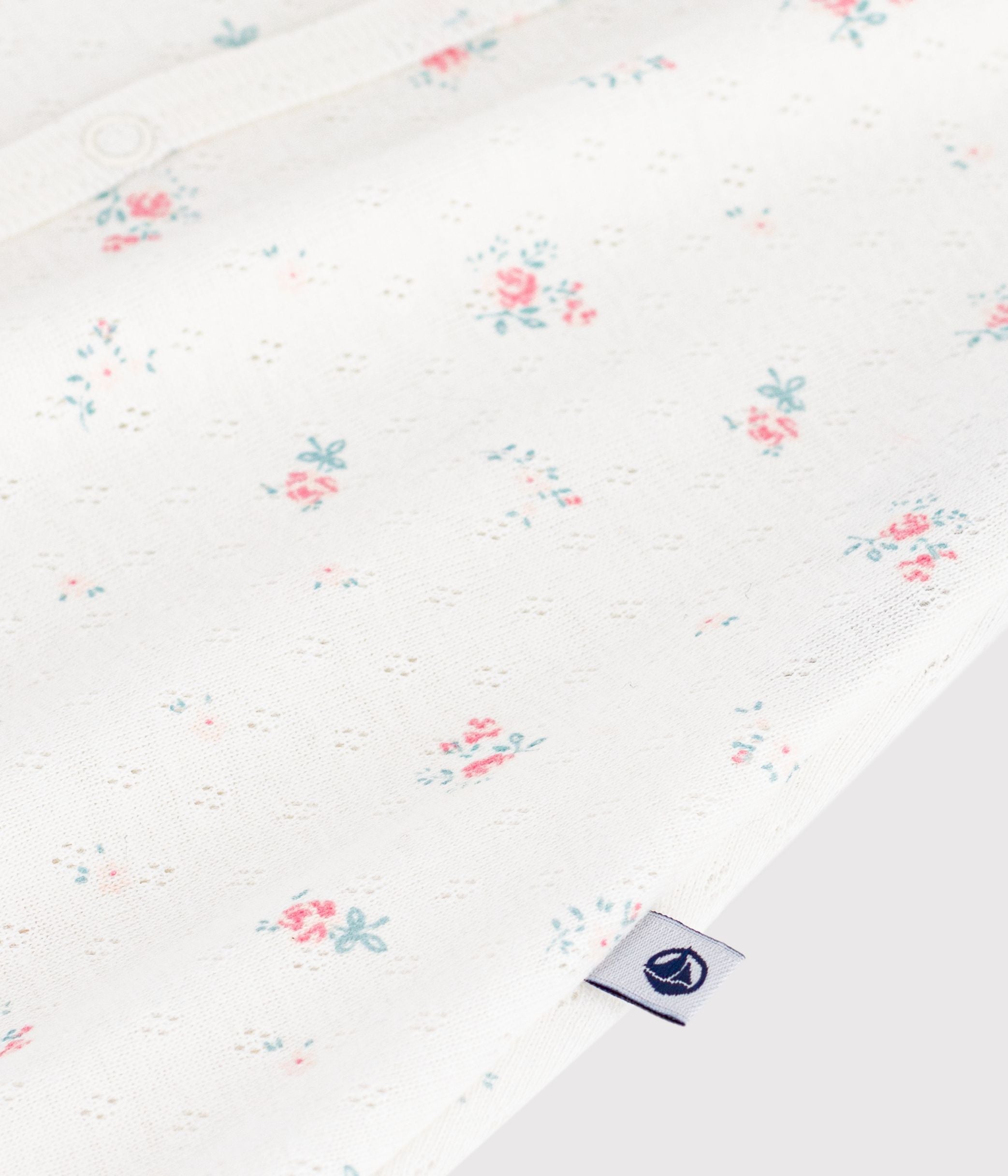 combinaison-courte-bébé-en-coton-fleuri