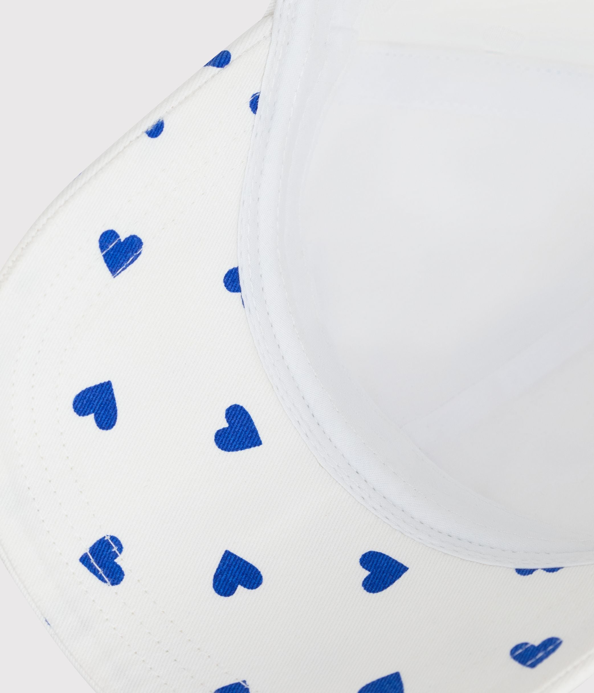 casquette-enfant-en-serge-imprimé-coeurs