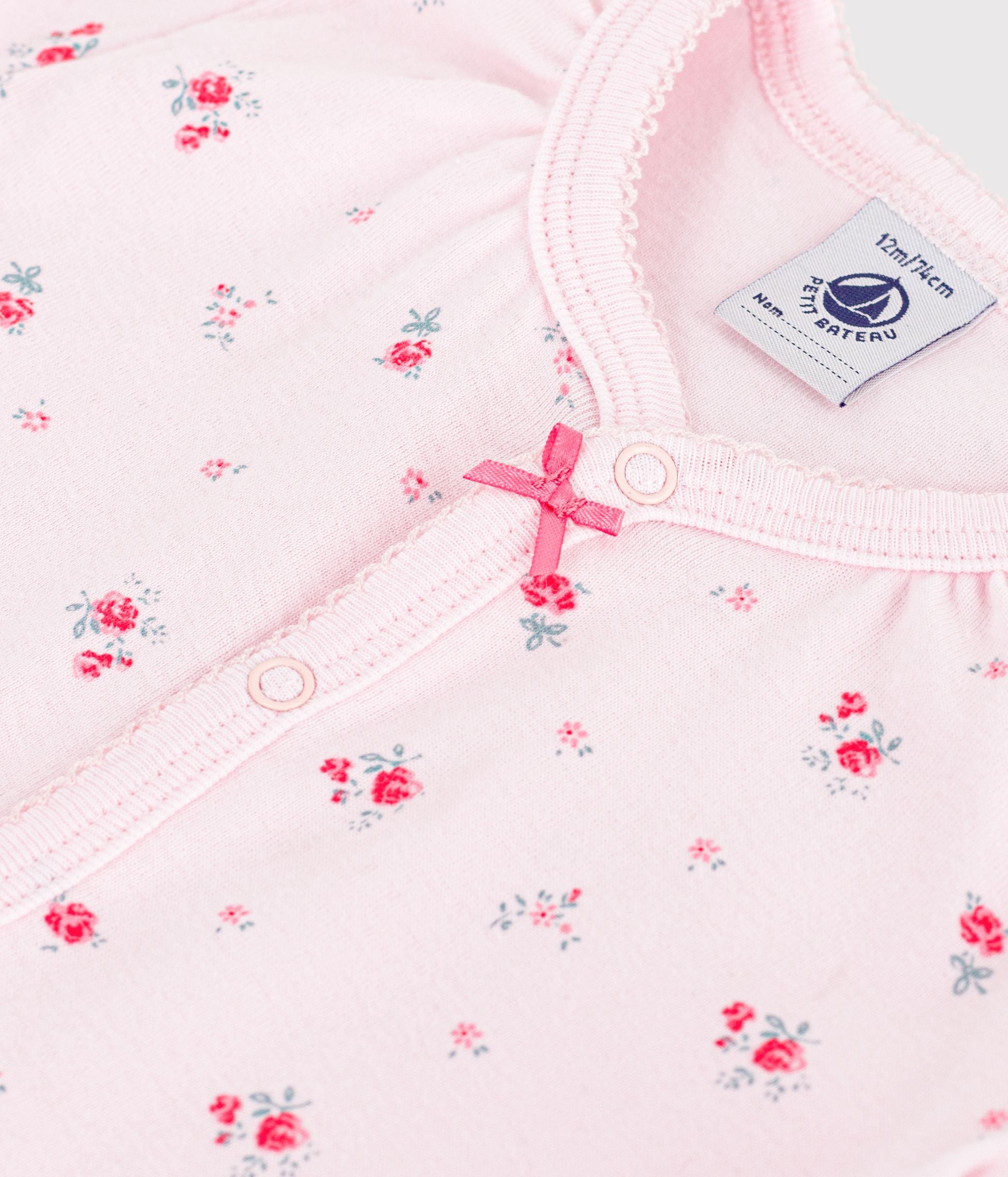 combinaison-courte-bébé-en-coton-fleuri