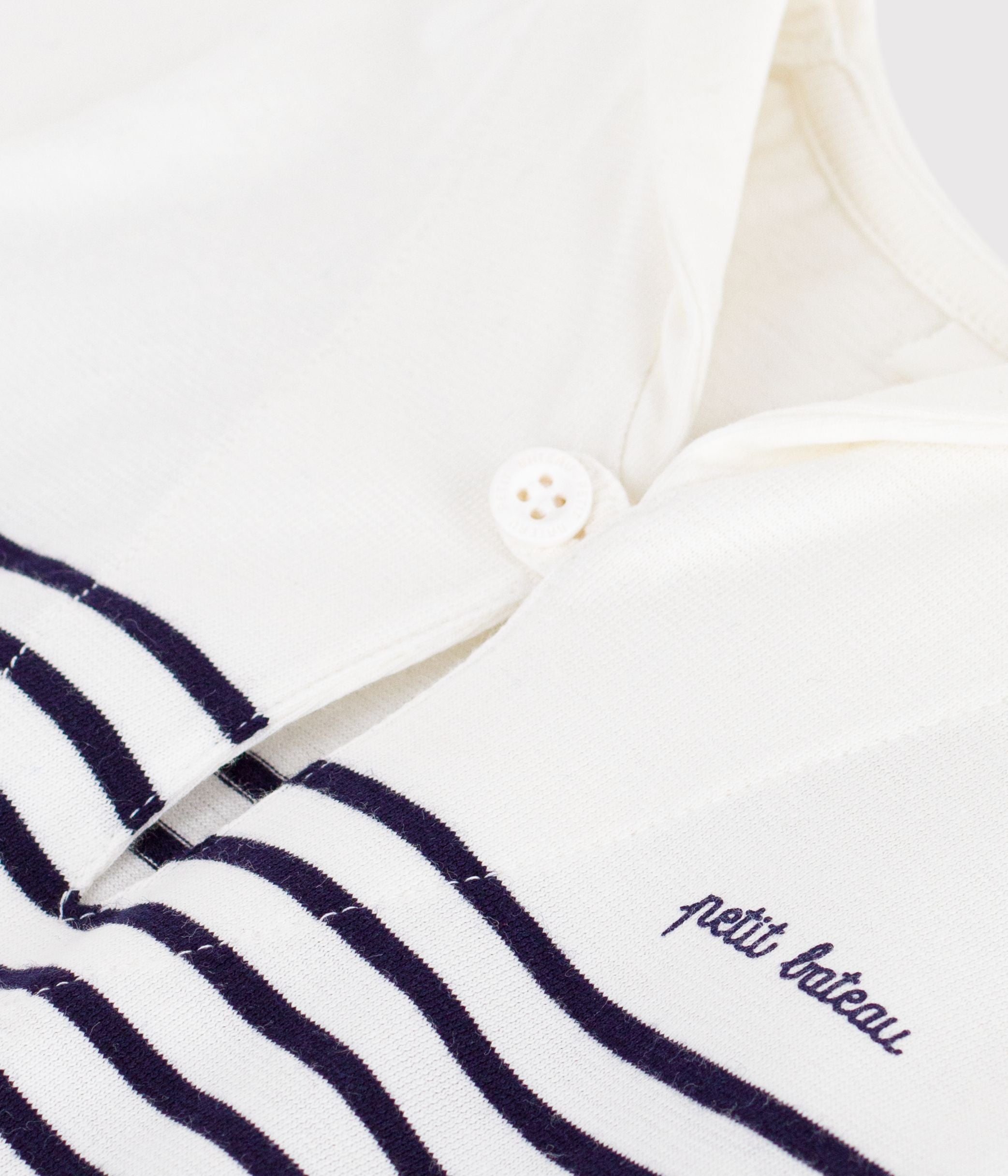 combinaison-courte-bébé-en-coton-rayée-et-col-vareuse