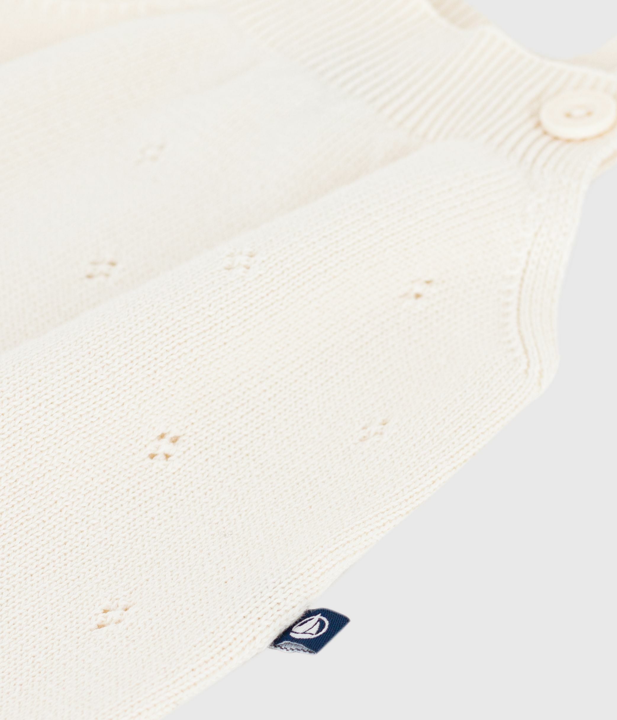 combinaison-courte-bébé-en-tricot-de-coton-ajouré