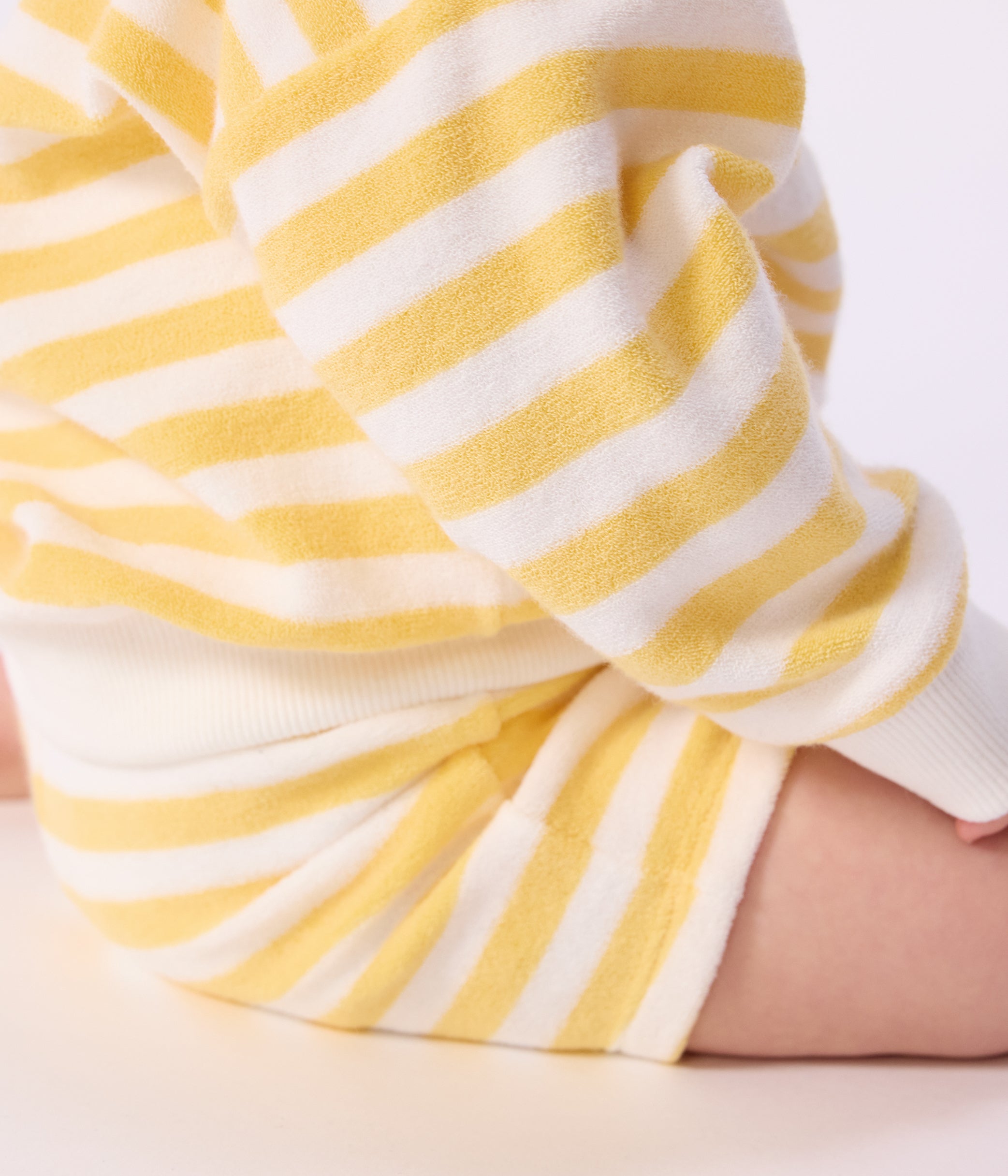 short-bébé-en-éponge-rayé