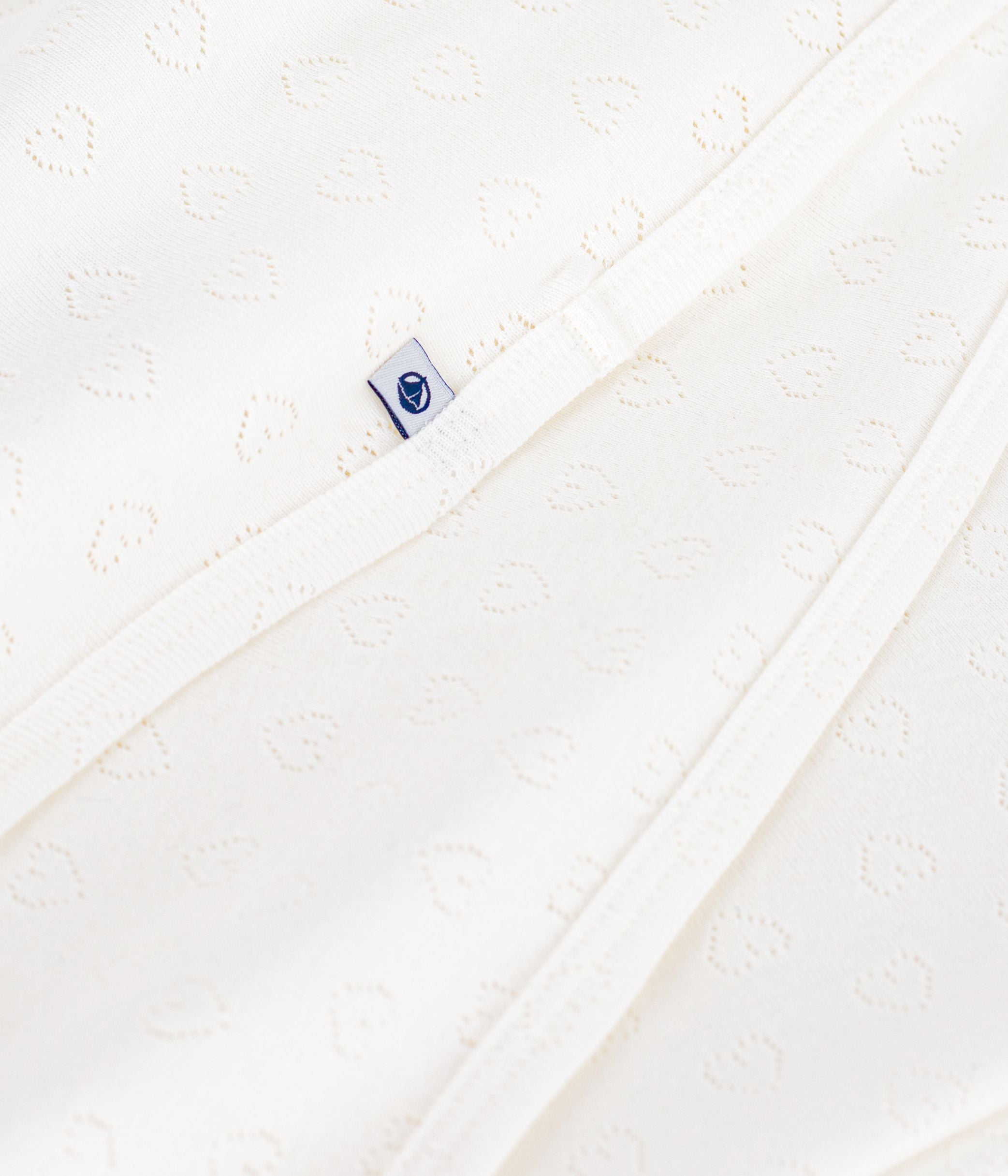 couverture-légère-naissance-en-coton-ajouré-coeur-uni