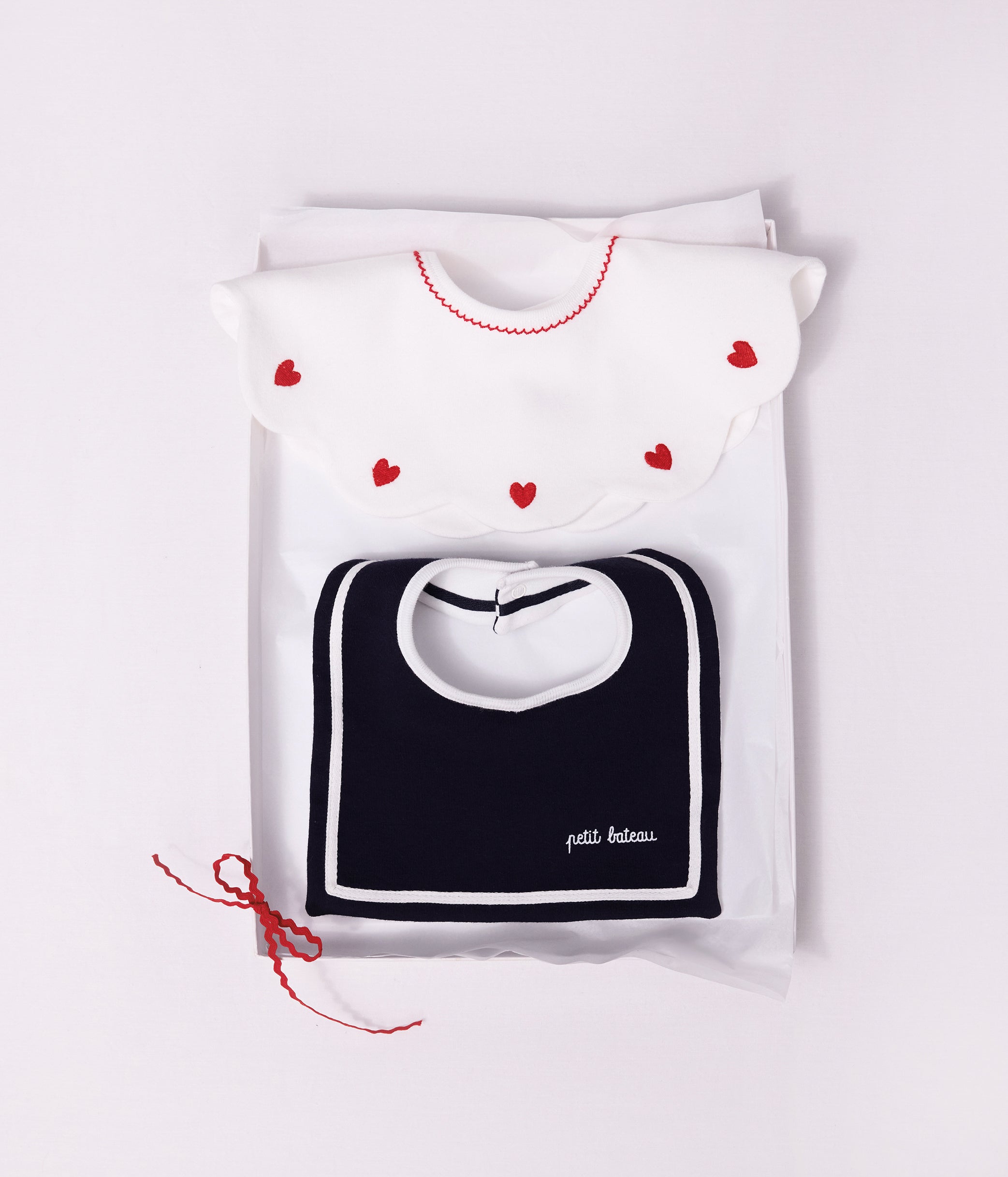 bavoir-bébé-en-coton-avec-coeurs-brodés