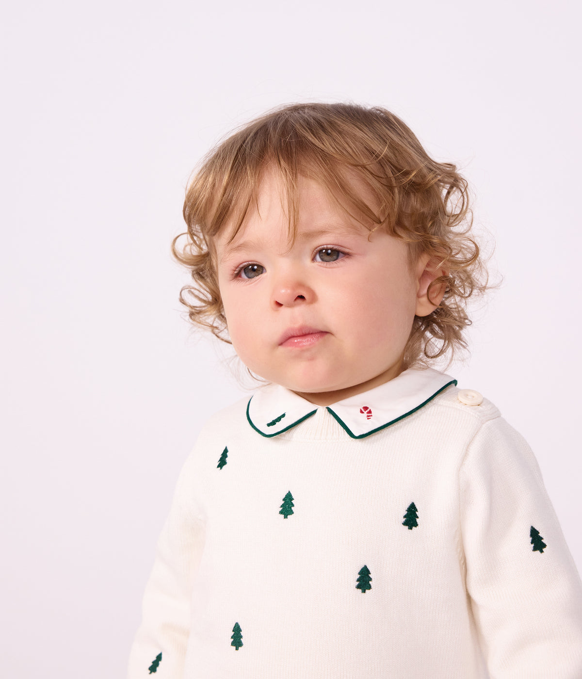 pull-bébé-en-laine-et-coton-et-sapins-brodées