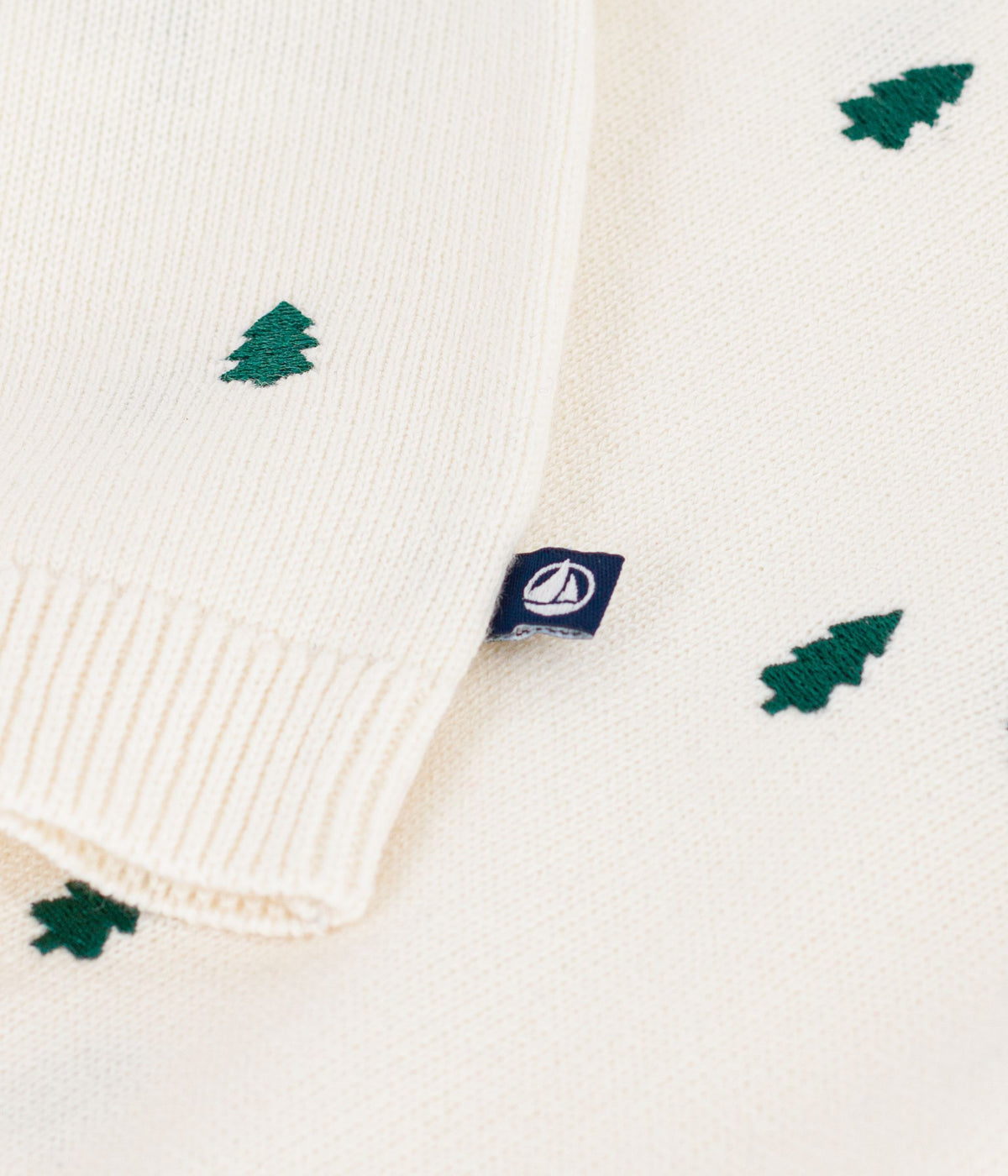 pull-bébé-en-laine-et-coton-et-sapins-brodées