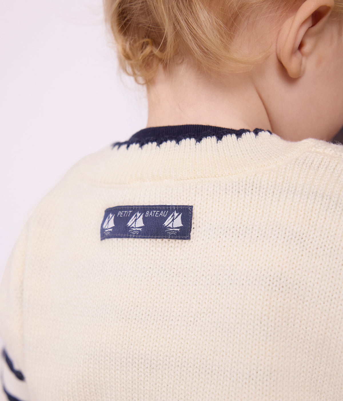pull-bébé-en-tricot-laine-et-coton-sans-manches
