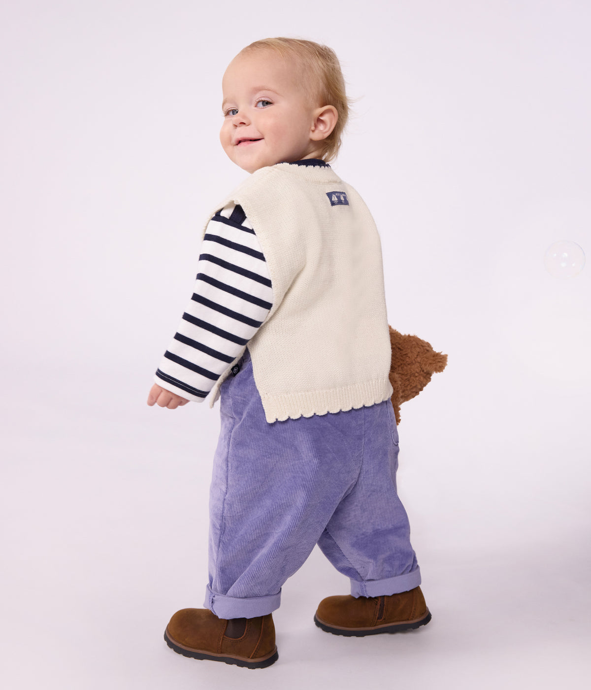 pull-bébé-en-tricot-laine-et-coton-sans-manches