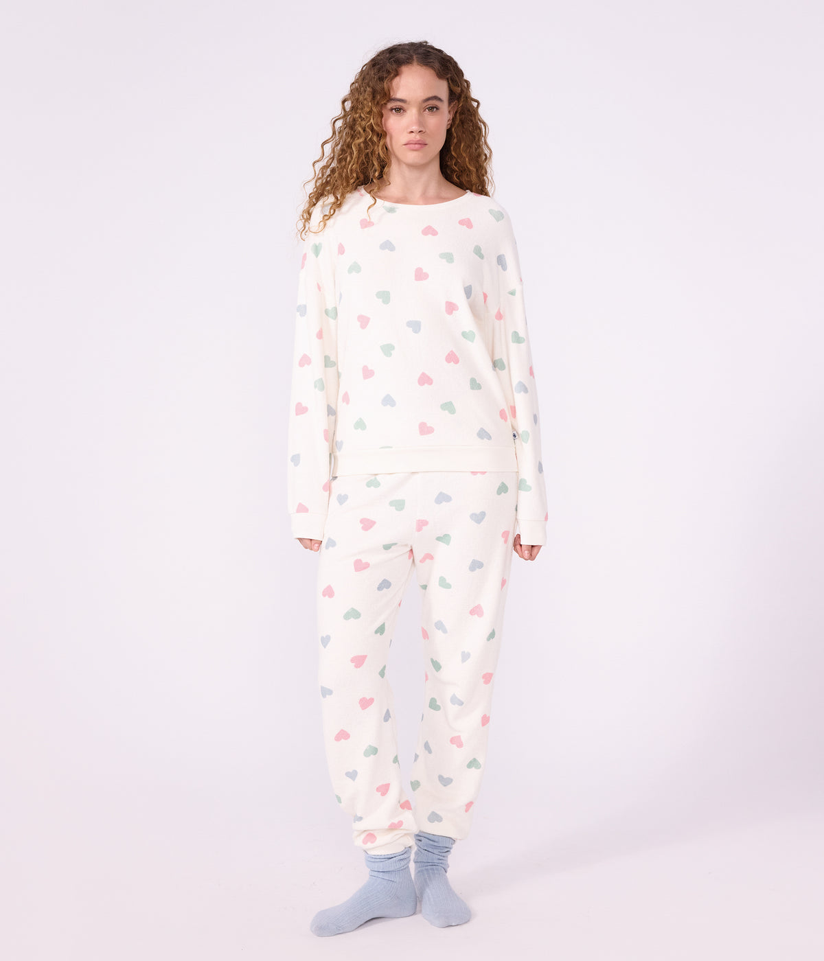 pyjama-femme-en-coton-éponge-imprimé-coeurs