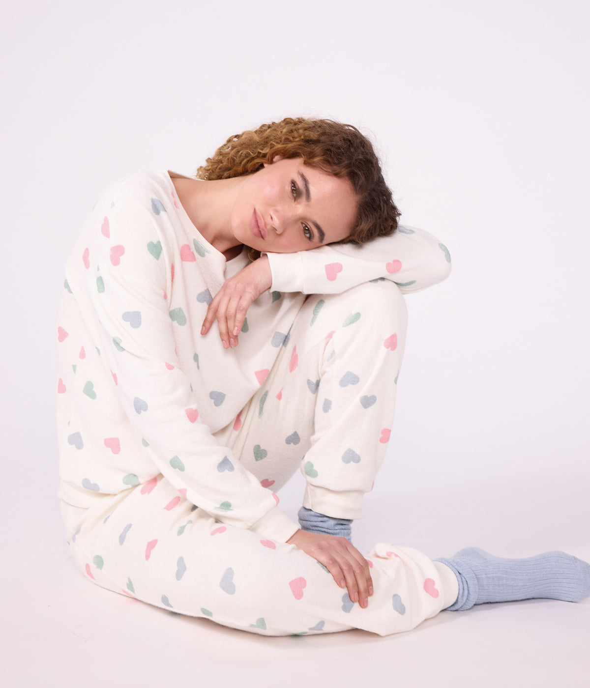 pyjama-femme-en-coton-éponge-imprimé-coeurs