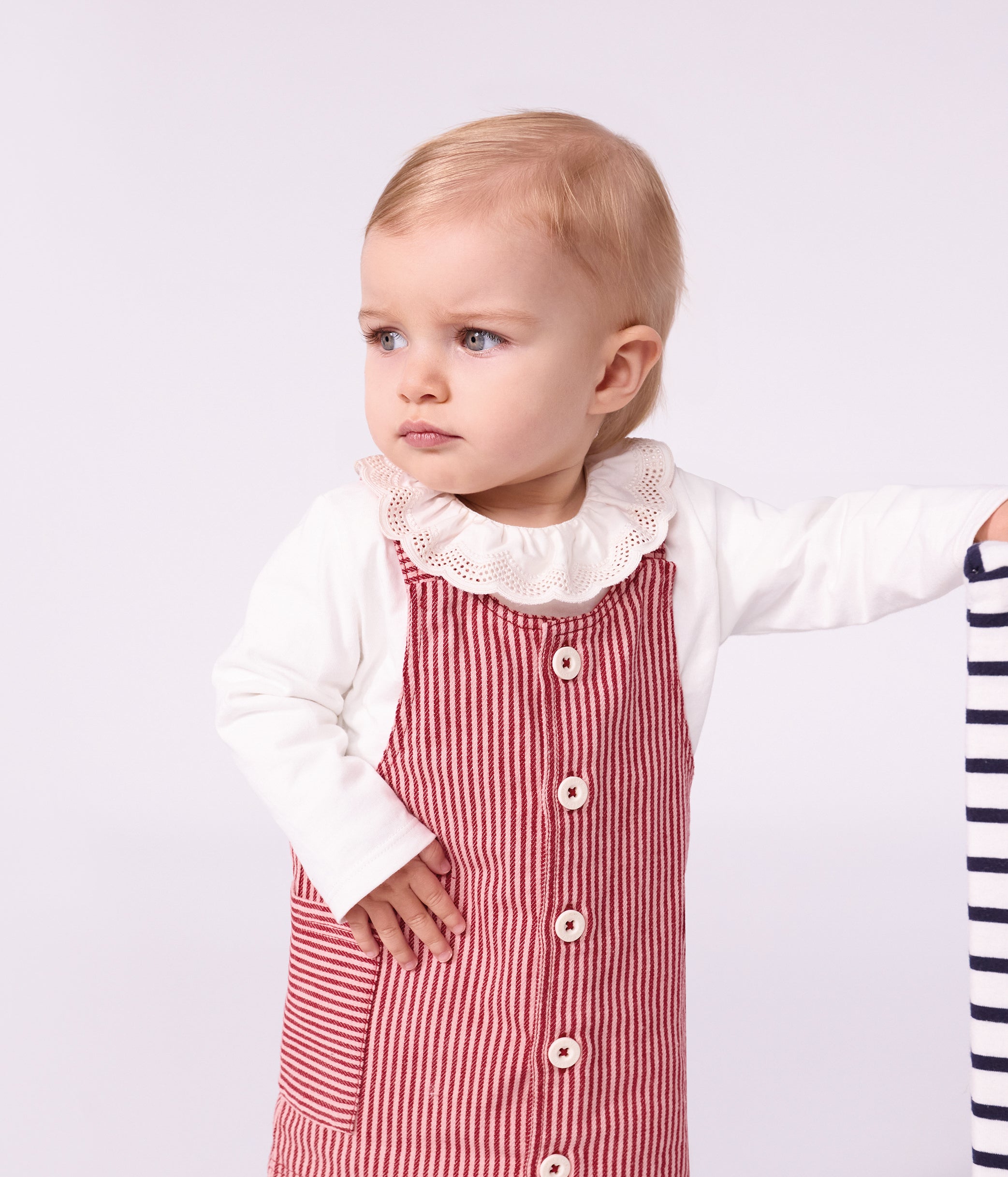 robe-bébé-sans-manches-en-coton-à-rayures-et-badge-coeur
