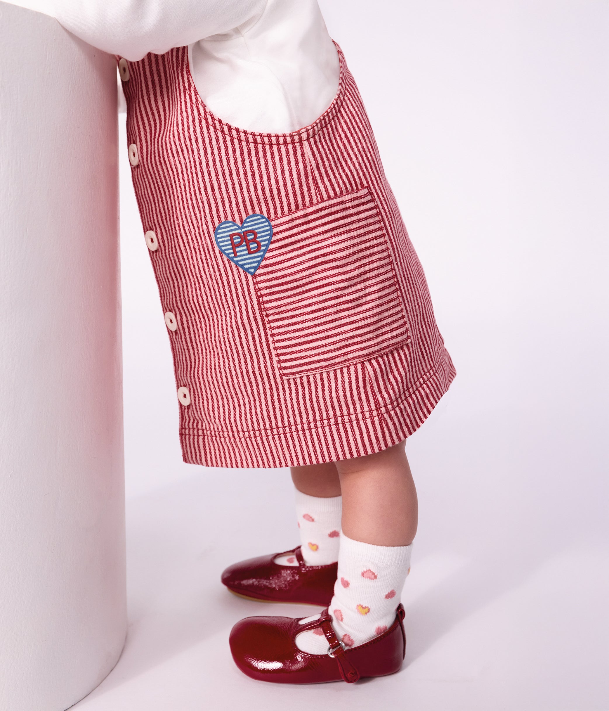 robe-bébé-sans-manches-en-coton-à-rayures-et-badge-coeur