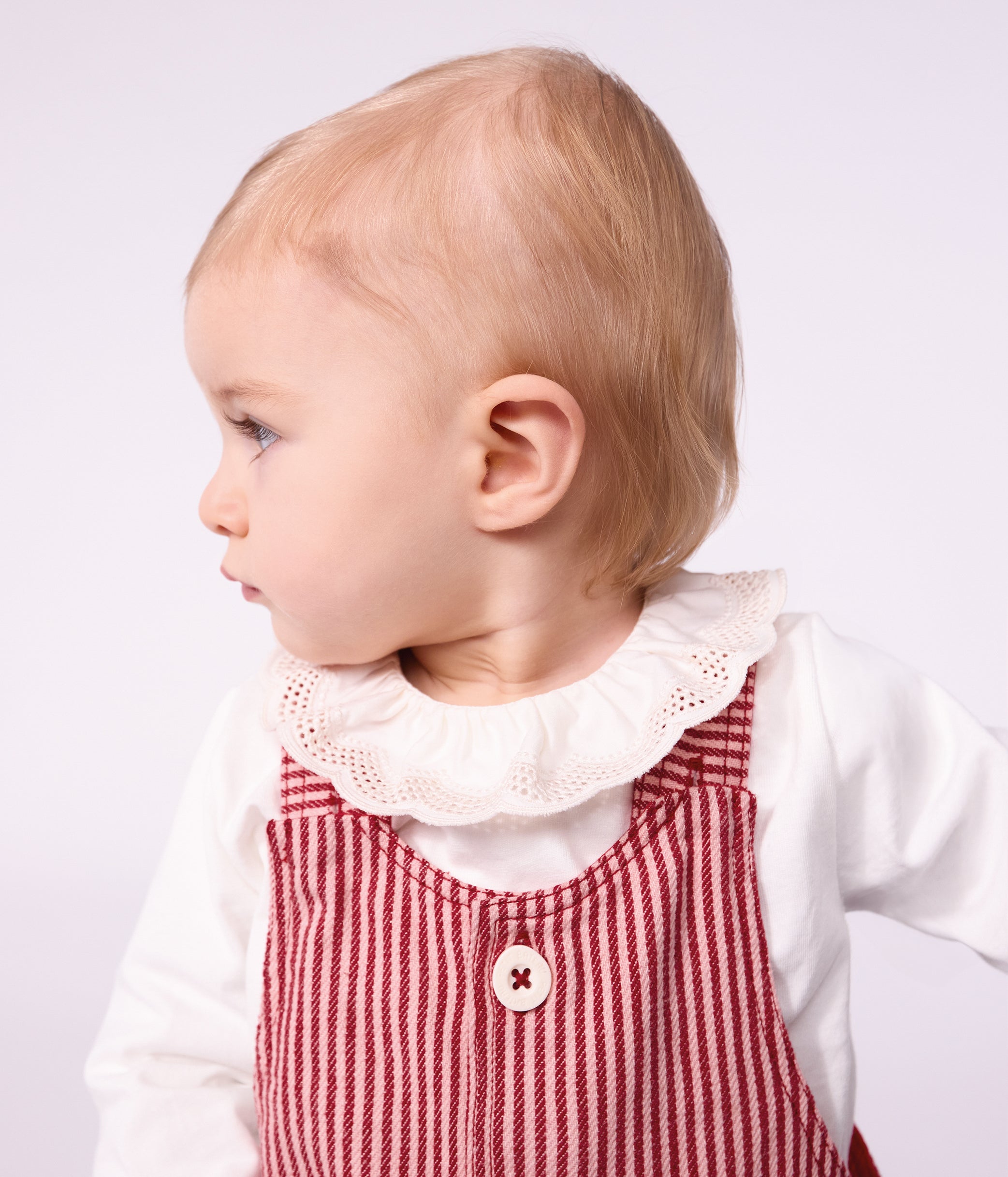 robe-bébé-sans-manches-en-coton-à-rayures-et-badge-coeur