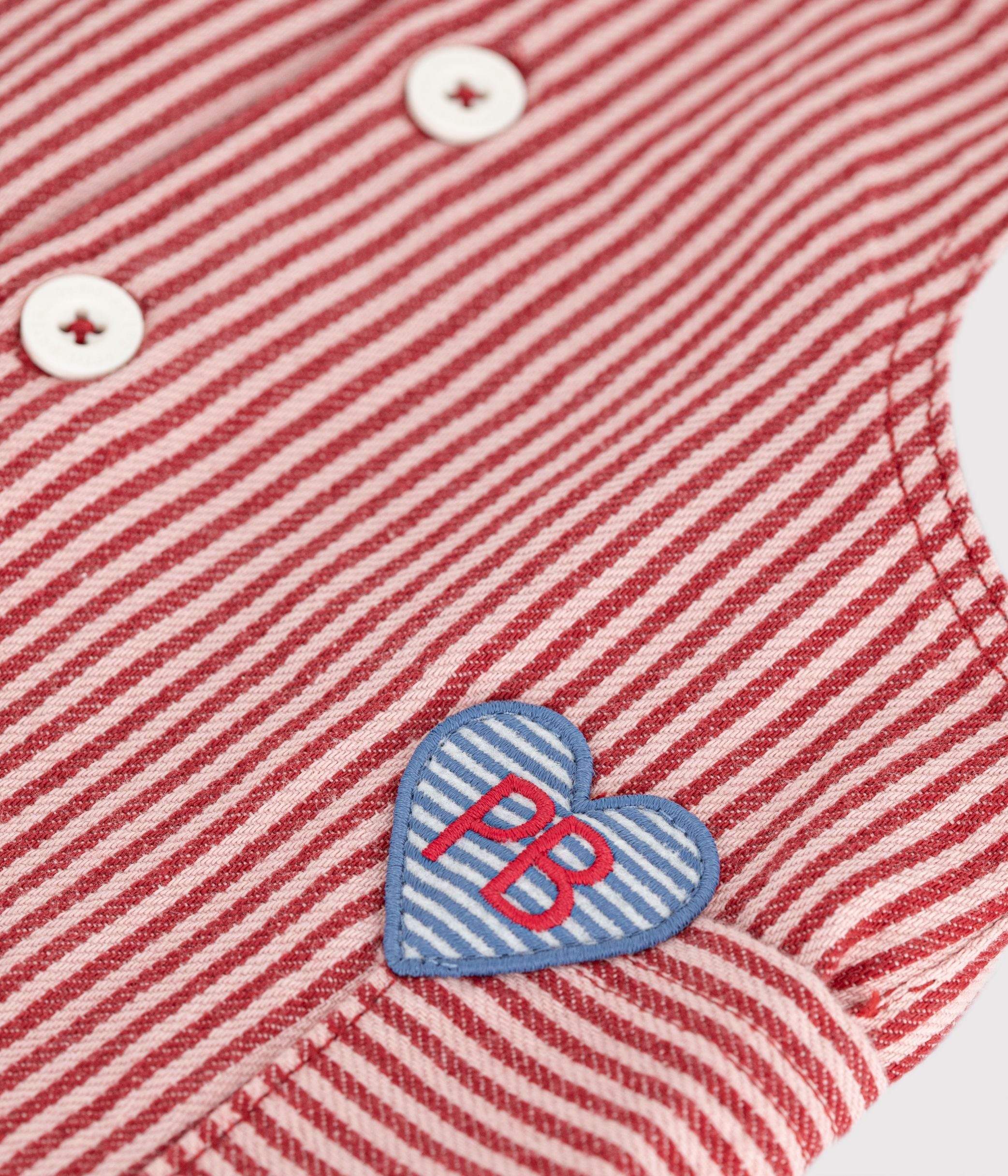 robe-bébé-sans-manches-en-coton-à-rayures-et-badge-coeur