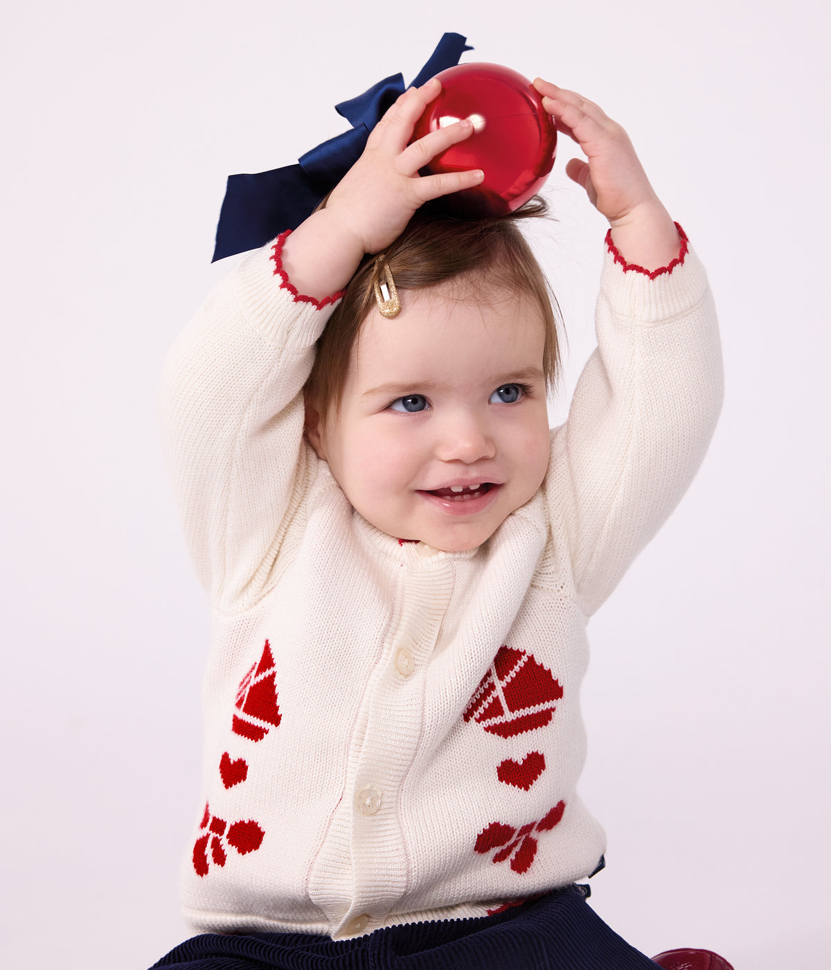 cardigan-bébé-en-tricot-laine-et-coton-et-motifs-jacquards