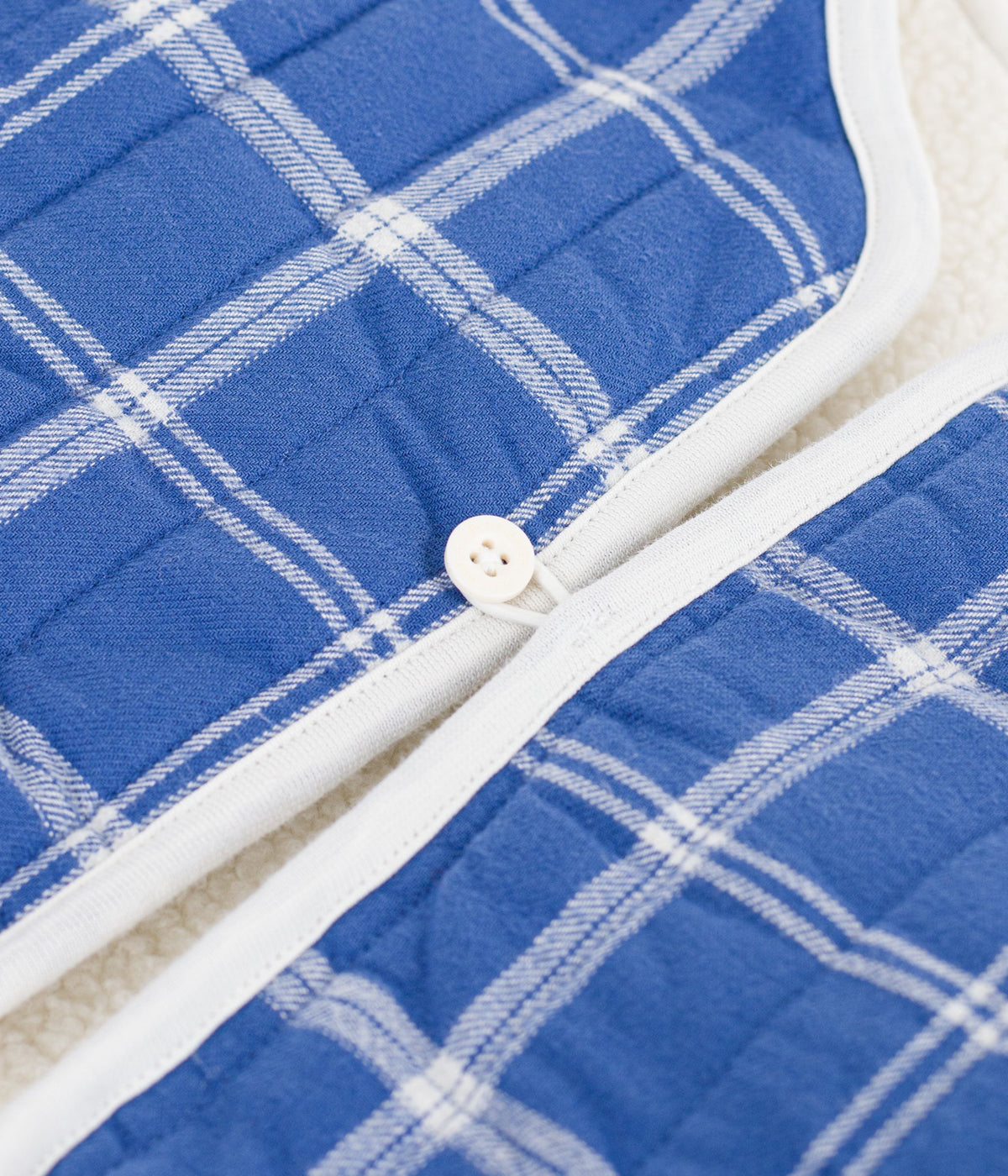 gilet-bébé-en-flanelle-et-sherpa-sans-manches-à-carreaux