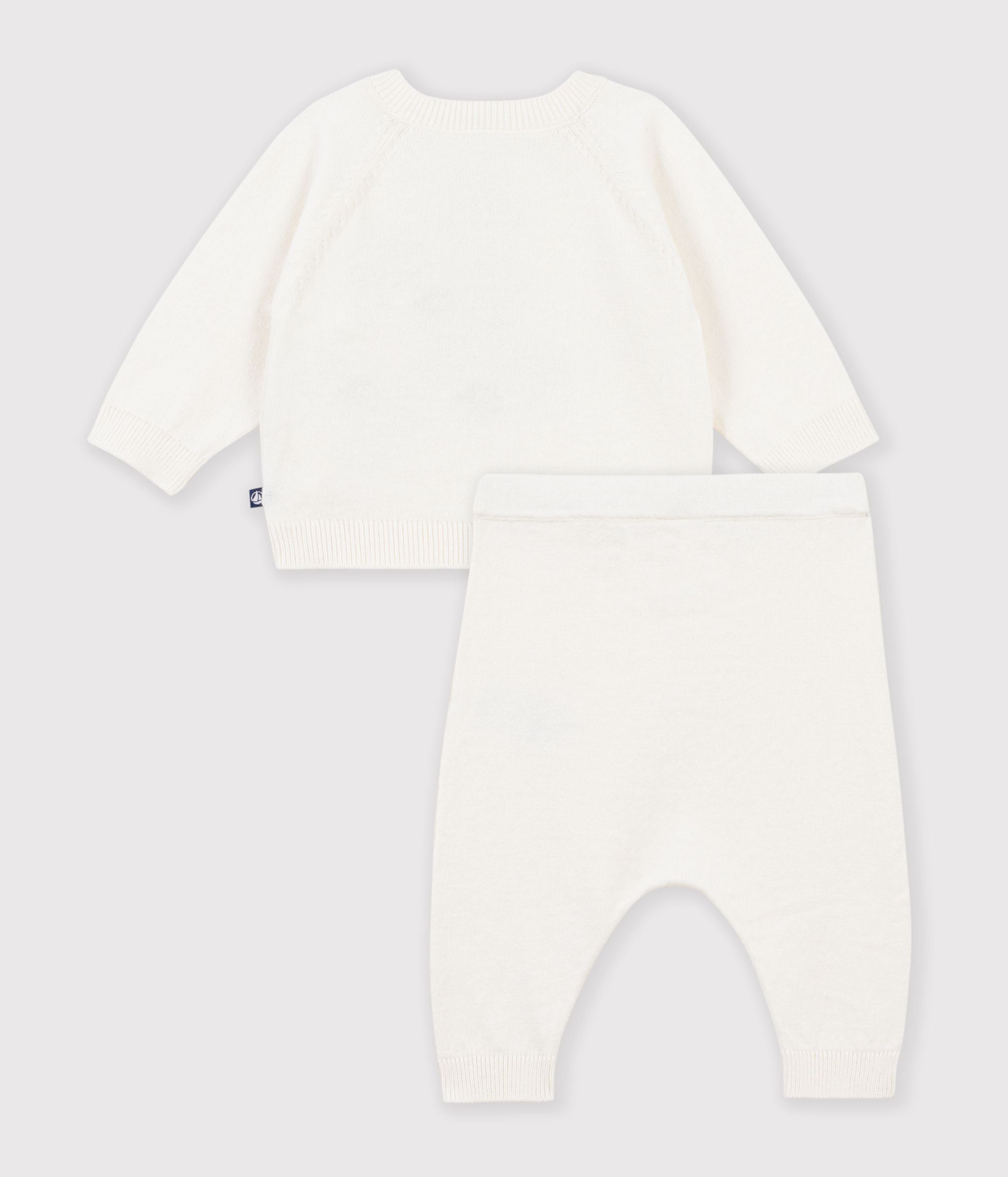 ensemble-bébé-en-tricot-à-motif