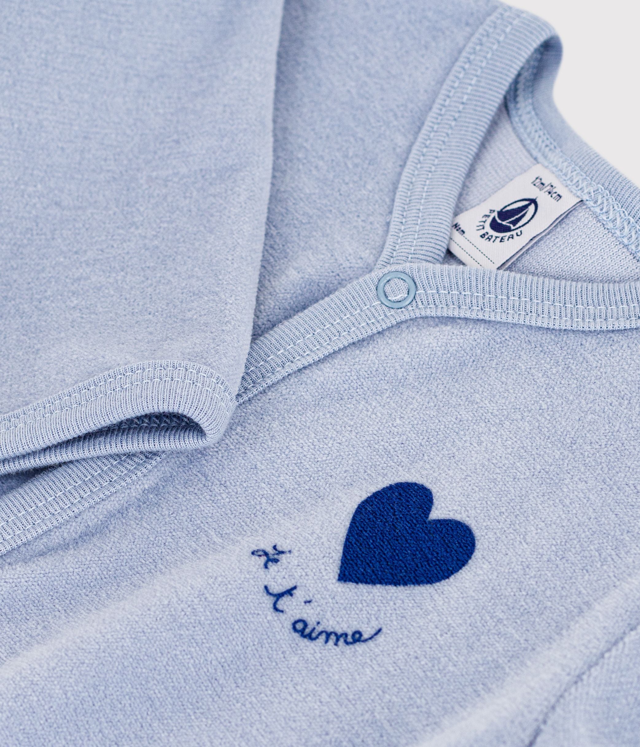 pyjama-bébé-en-velours-uni-avec-motif-placé