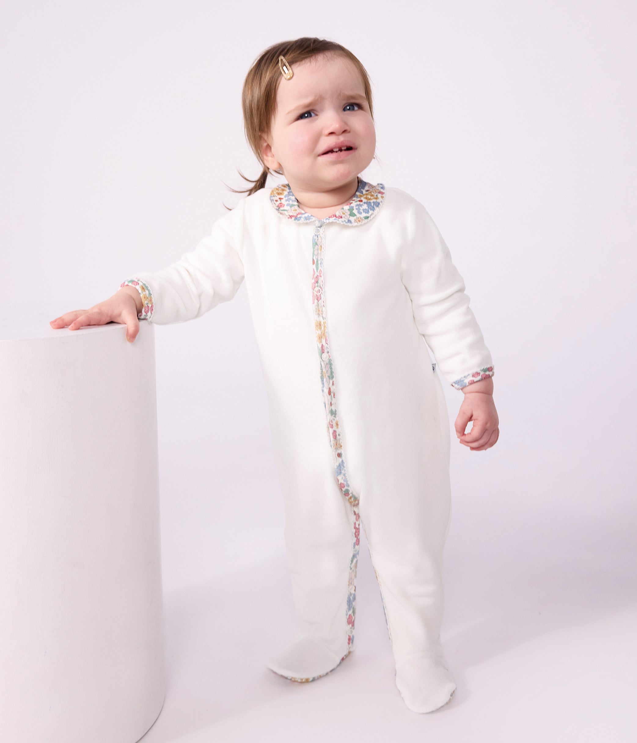 pyjama-bébé-en-velours-uni-avec-col,-détail-imprimé-à-fleurs