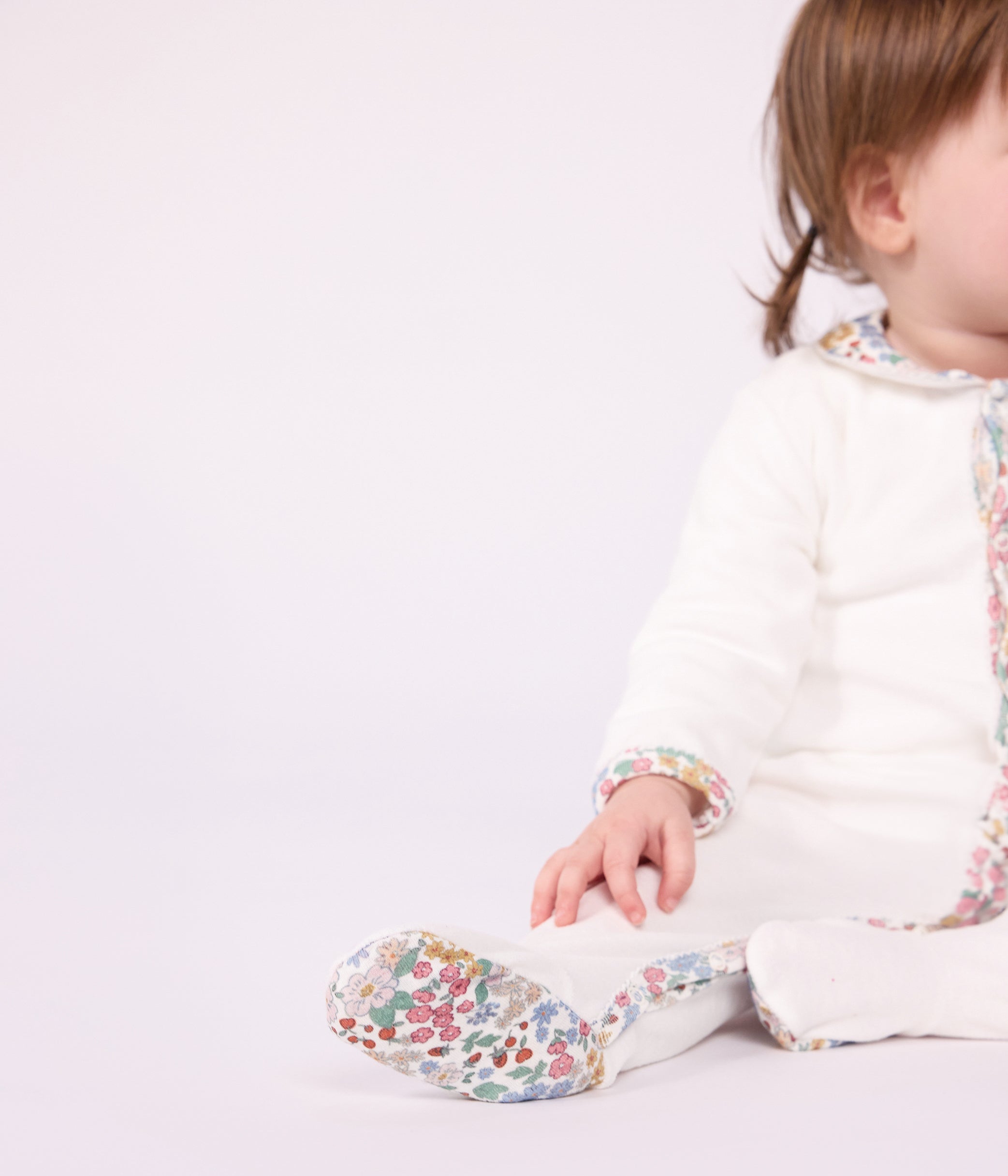 pyjama-bébé-en-velours-uni-avec-col,-détail-imprimé-à-fleurs