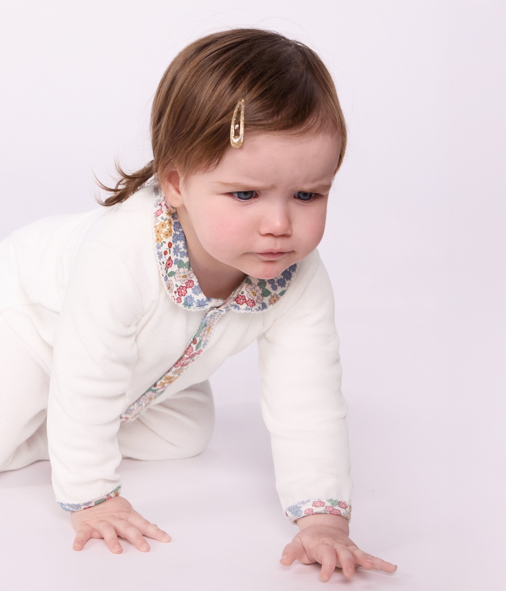 pyjama-bébé-en-velours-uni-avec-col,-détail-imprimé-à-fleurs