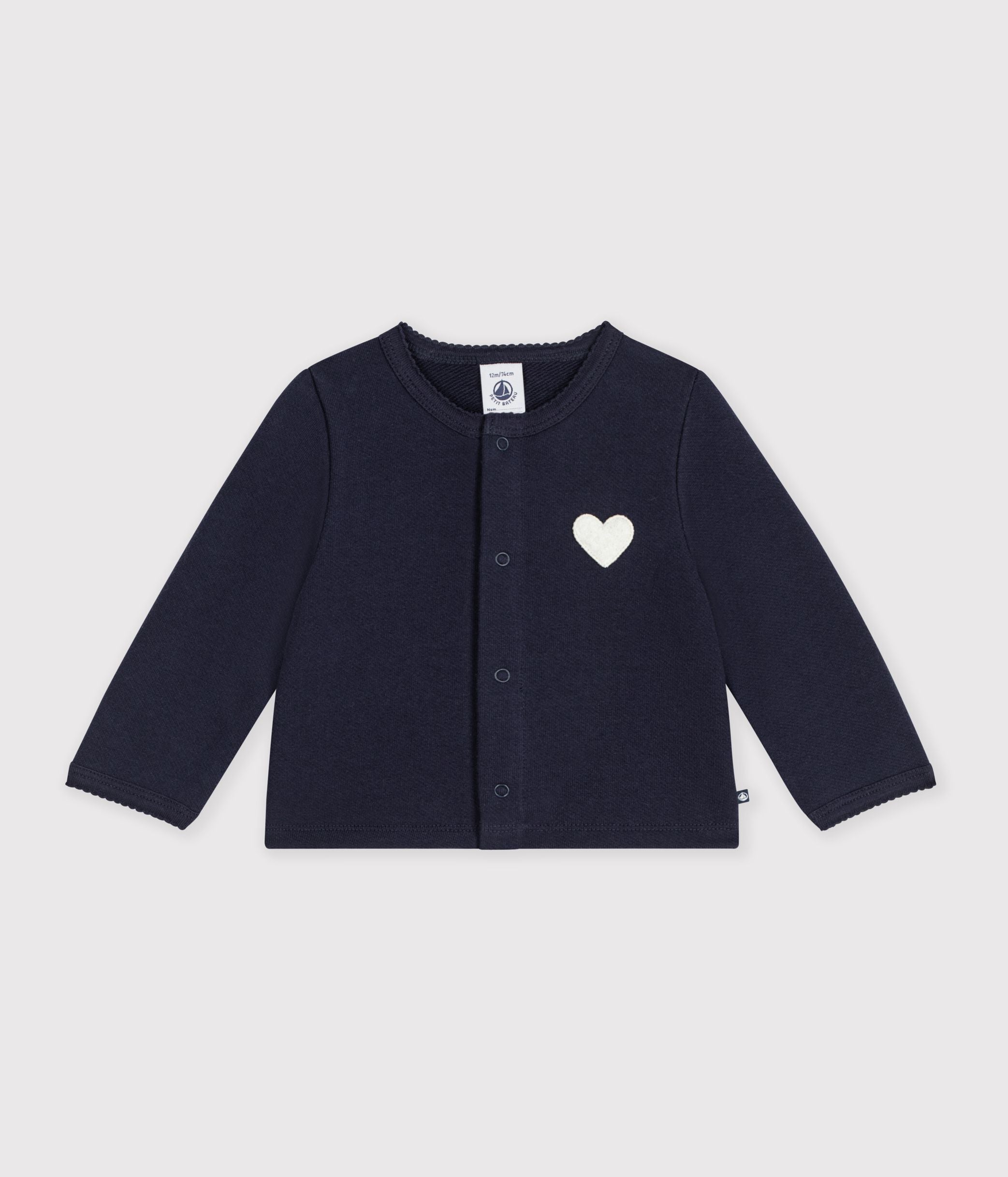 cardigan-bébé-en-coton-uni-et-badge-coeur